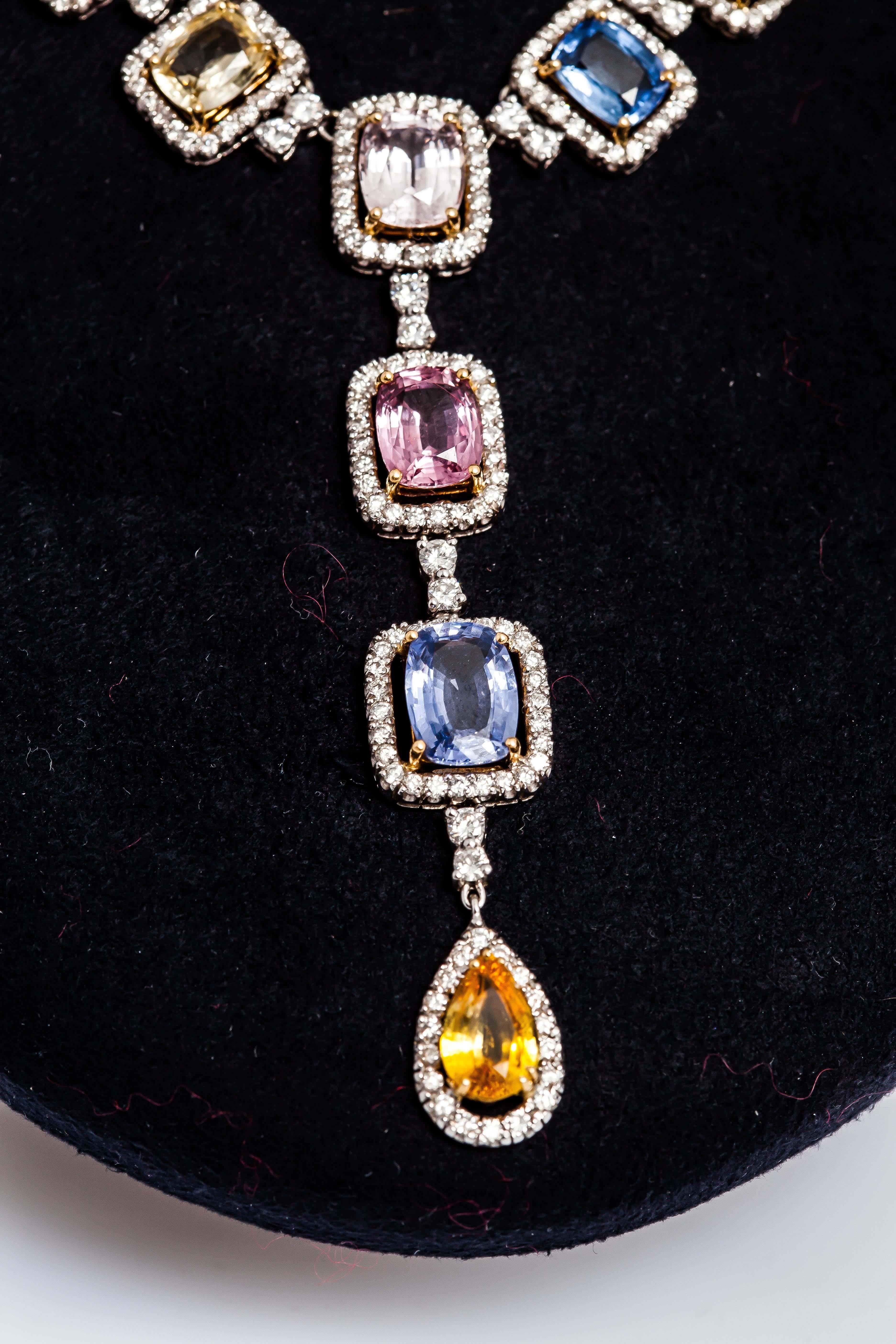 Schöne mehrfarbige Halskette mit Saphiren und Diamanten (Rundschliff) im Angebot