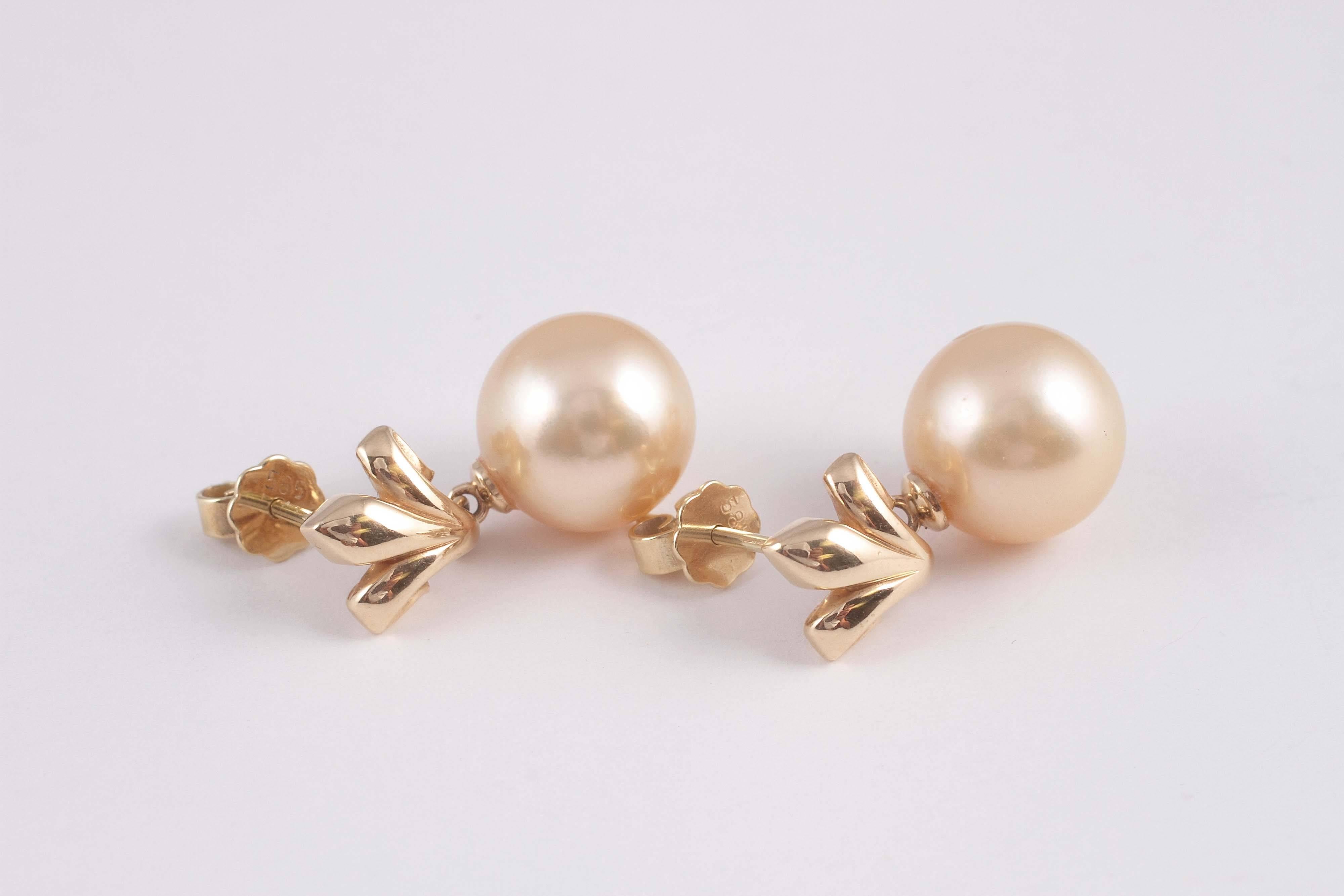 South Sea Pearl Gold Fleur de Lis Earrings In Excellent Condition In Dallas, TX