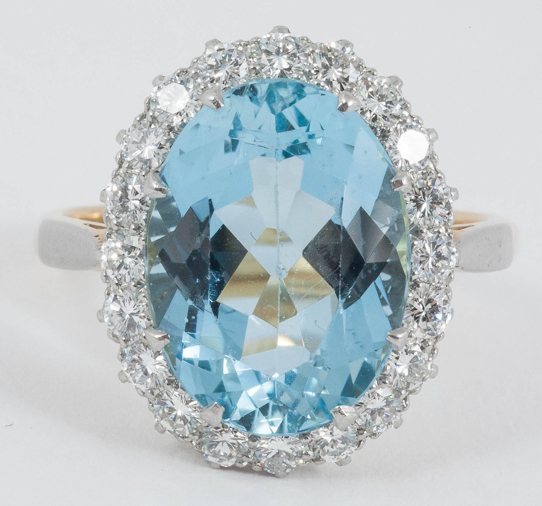 Natural oval shaped  Aquamarine surrounded by diamonds in classical style

Finger size S