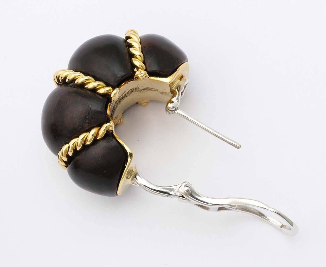 gold ebony shrimp earrings  In New Condition For Sale In New York, NY