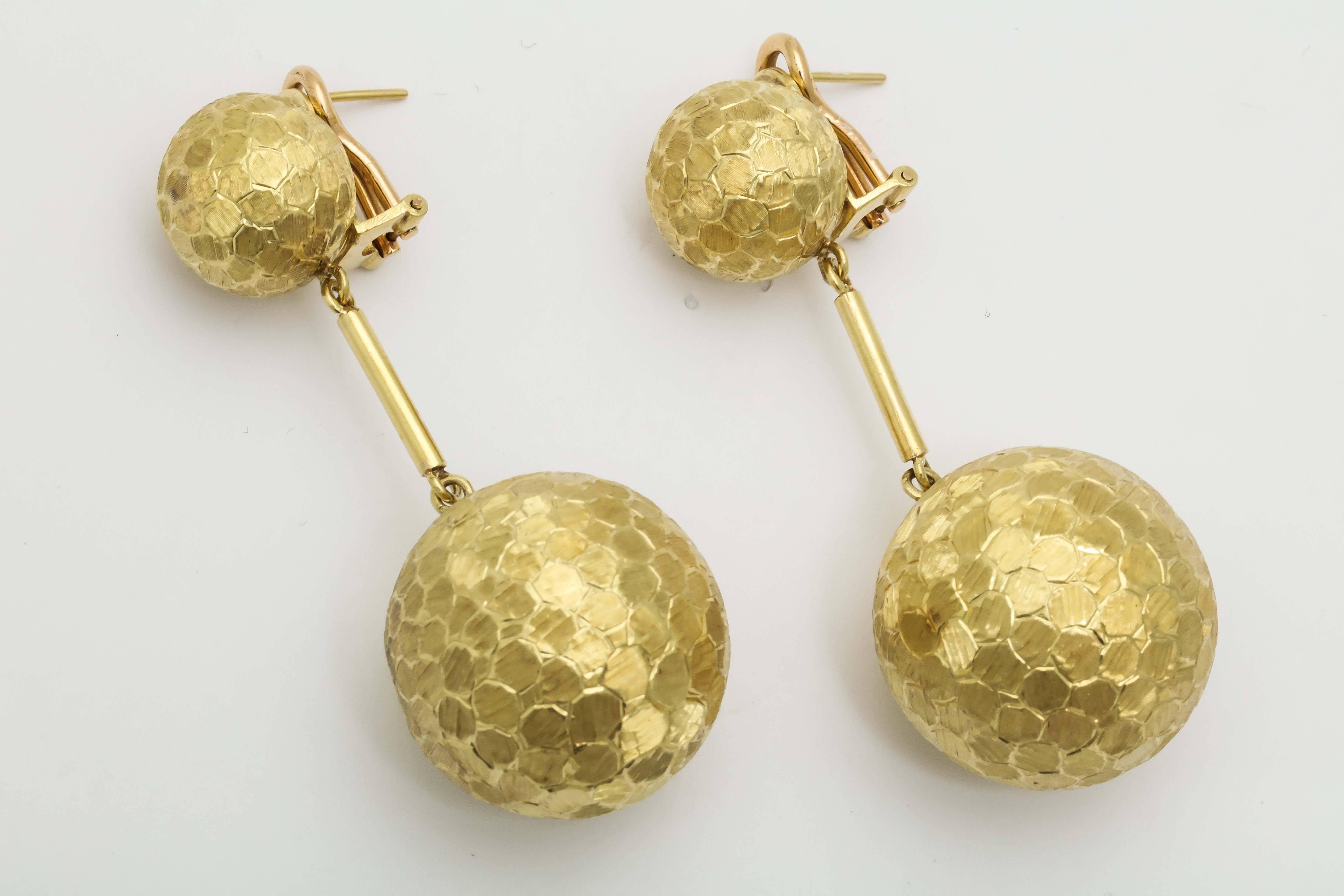 1960s Textured Gold Sphere Ball Dangle Earrings With Posts In Good Condition In New York, NY