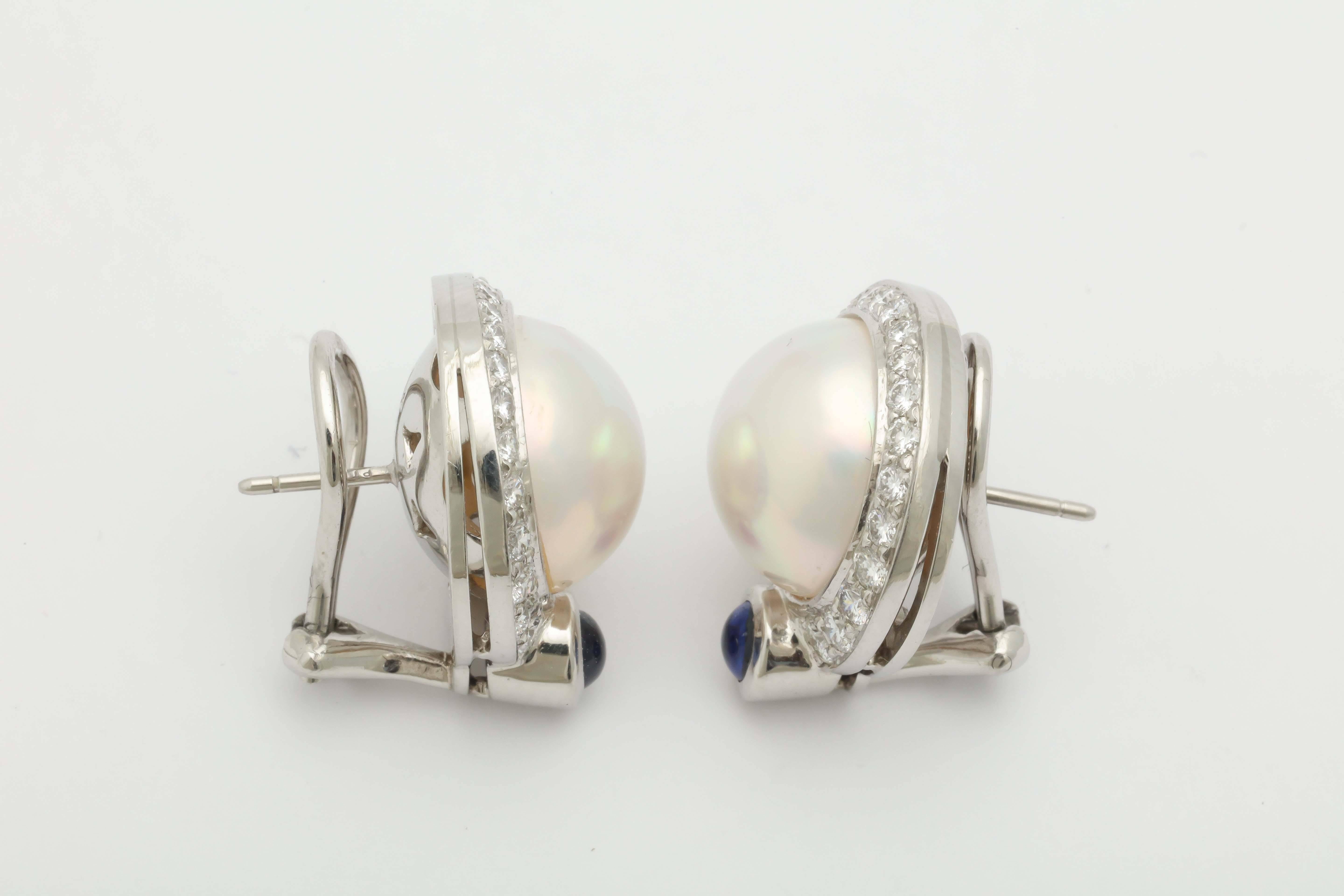 1980s Pearl Cabochon Sapphire Accents Diamond Platinum Earclips In Excellent Condition In New York, NY