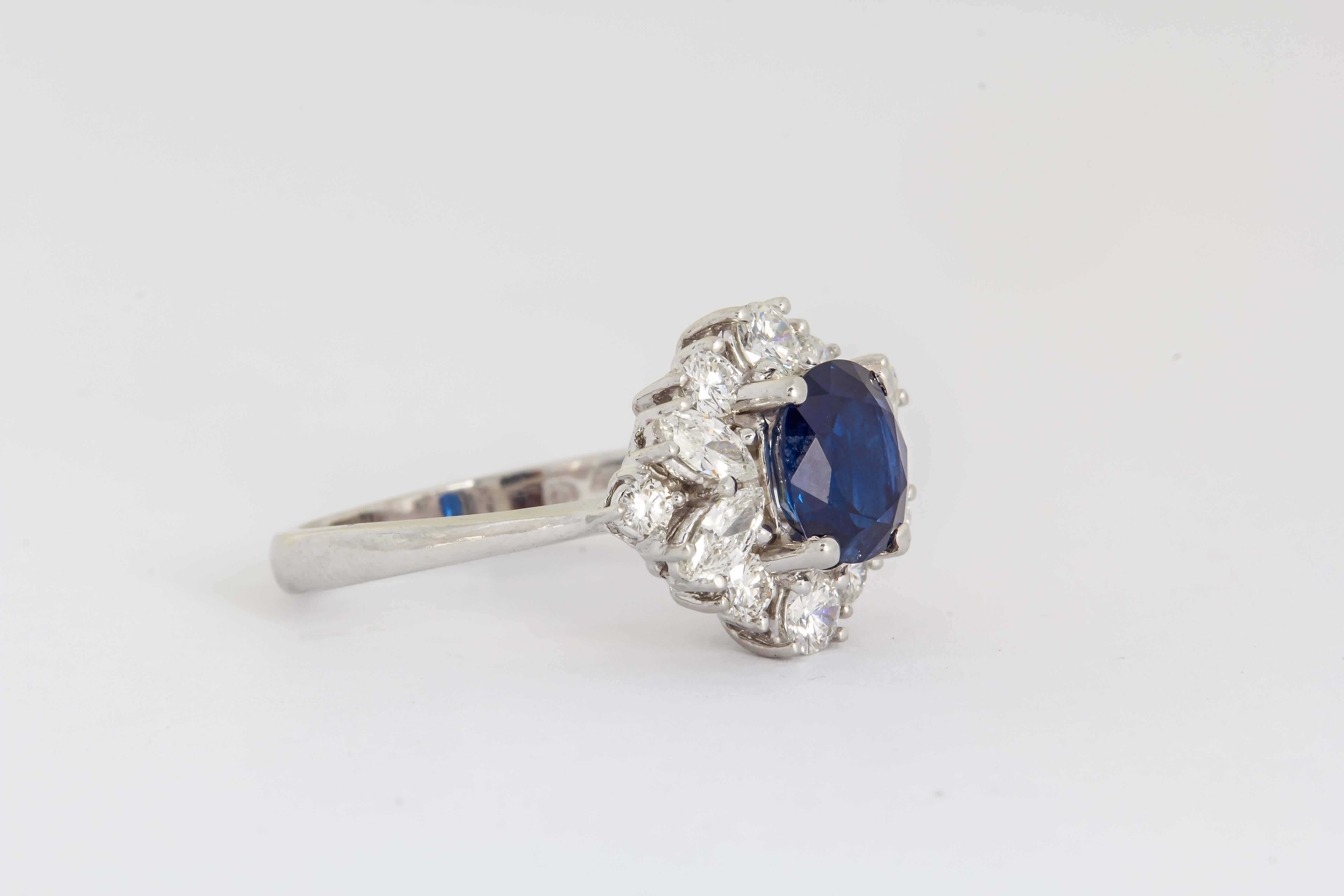 Dieser Ring hat folgende Eigenschaften: 
Gold: 18K Weißgold
Saphir: 2,00 Karat.
Diamant: 1,00 Karat.
Um 1990
Größe 7,5, aber wir passen jede Größe kostenlos an