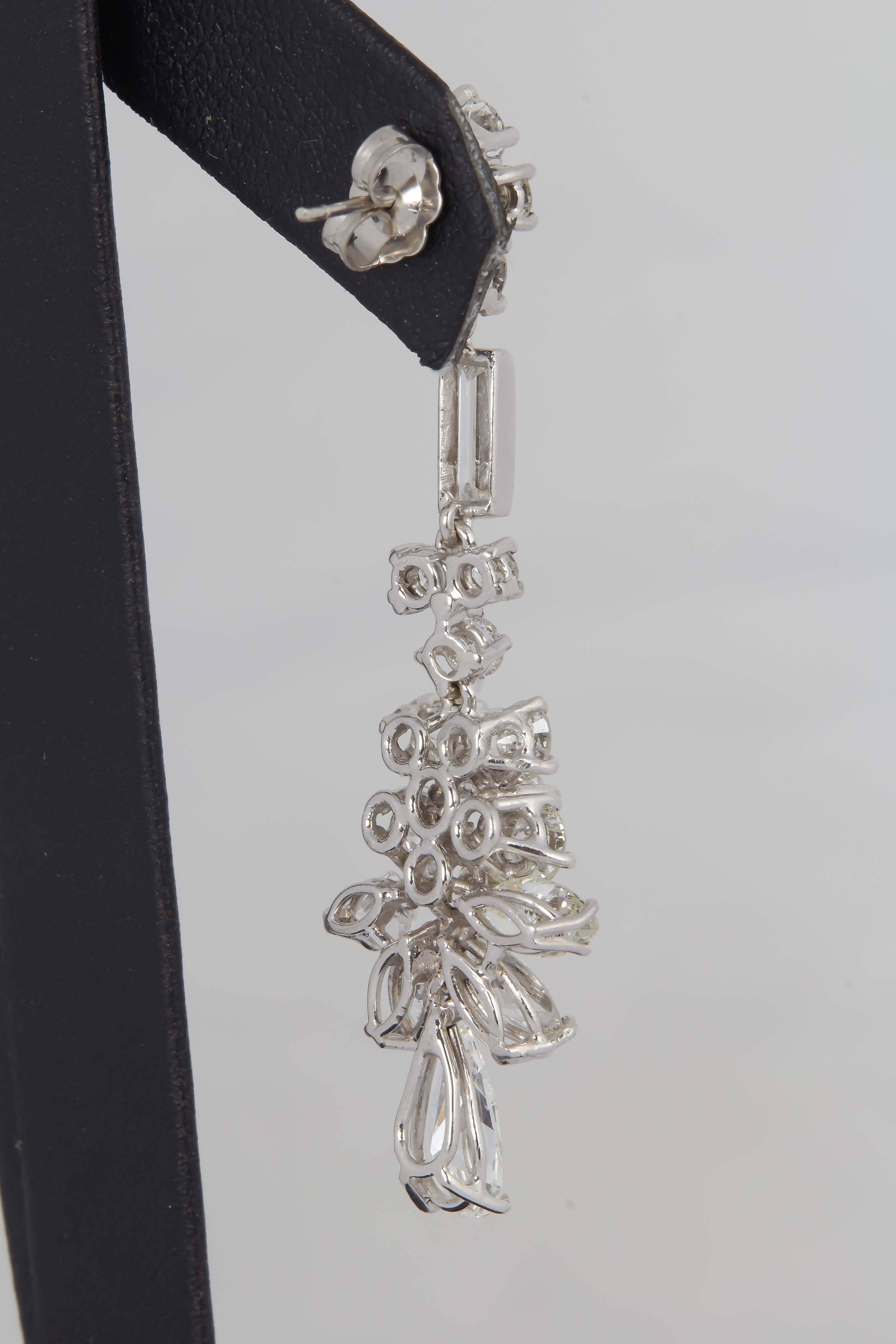 1950s Diamond Platinum Dangle Earrings  In Excellent Condition For Sale In New York, NY