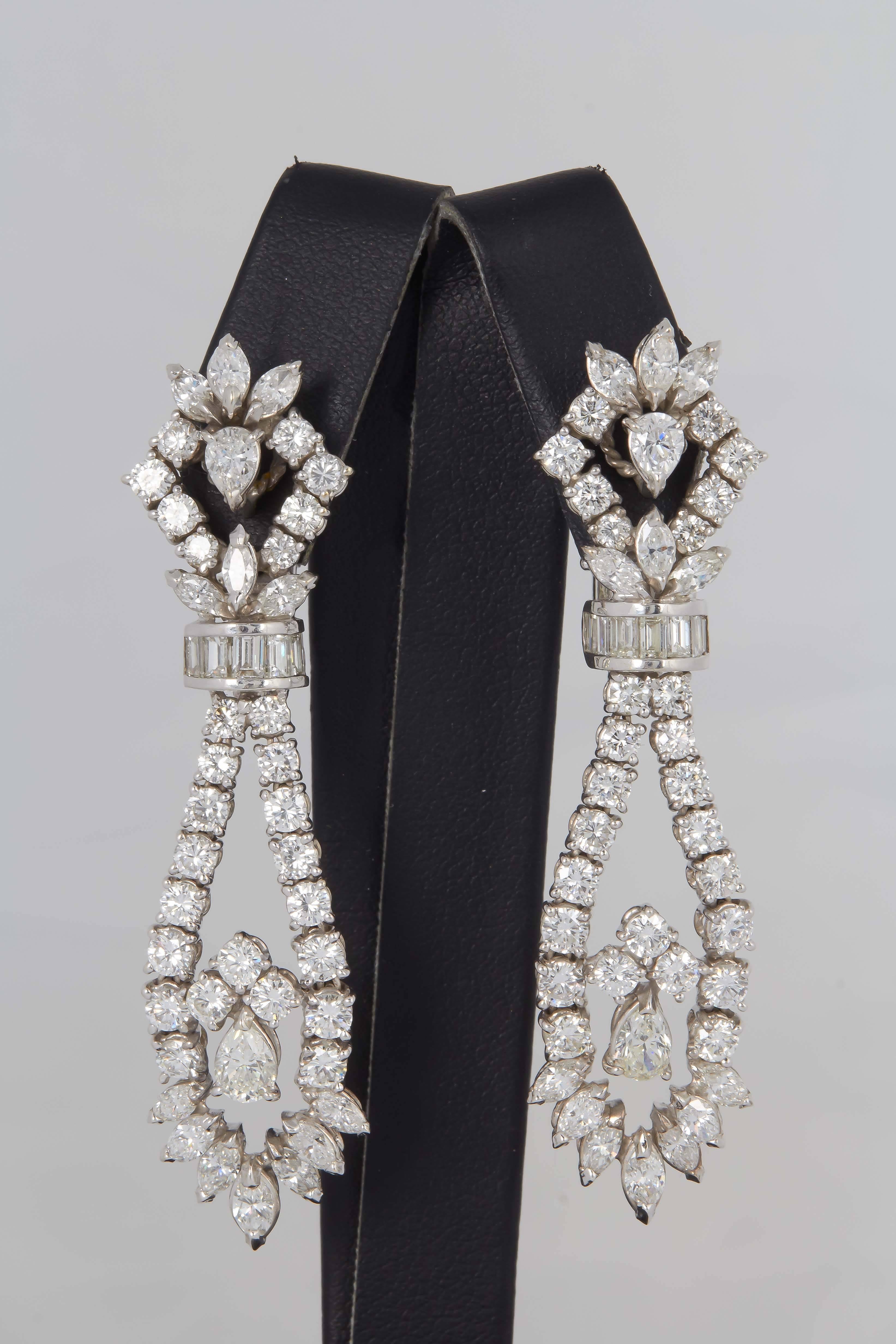 1960s 11.00 Carats Diamonds Gold Chandelier Earrings In Excellent Condition In New York, NY