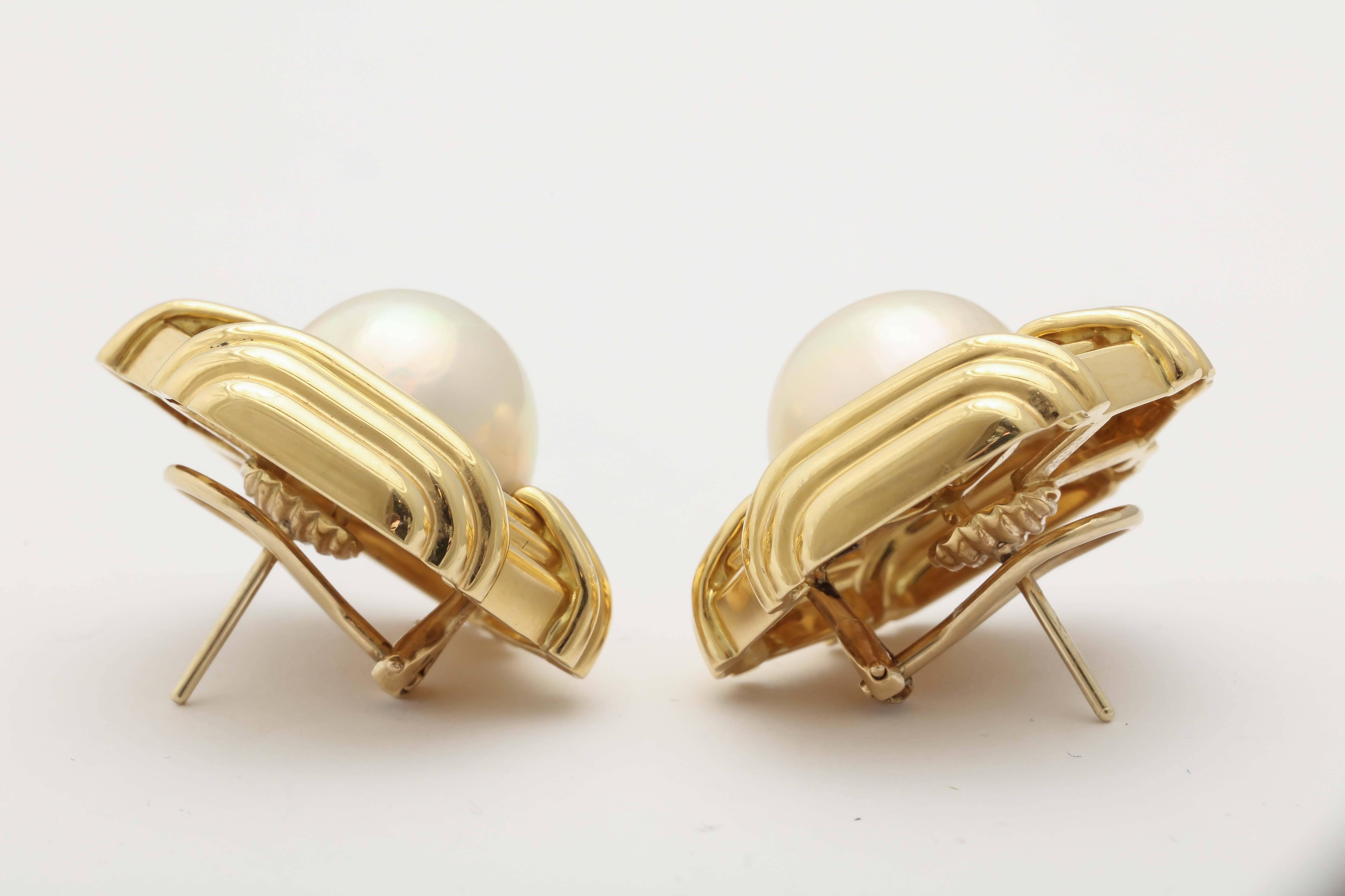 Mabe Pearl Gold Architectural Earrings In Excellent Condition In New York, NY