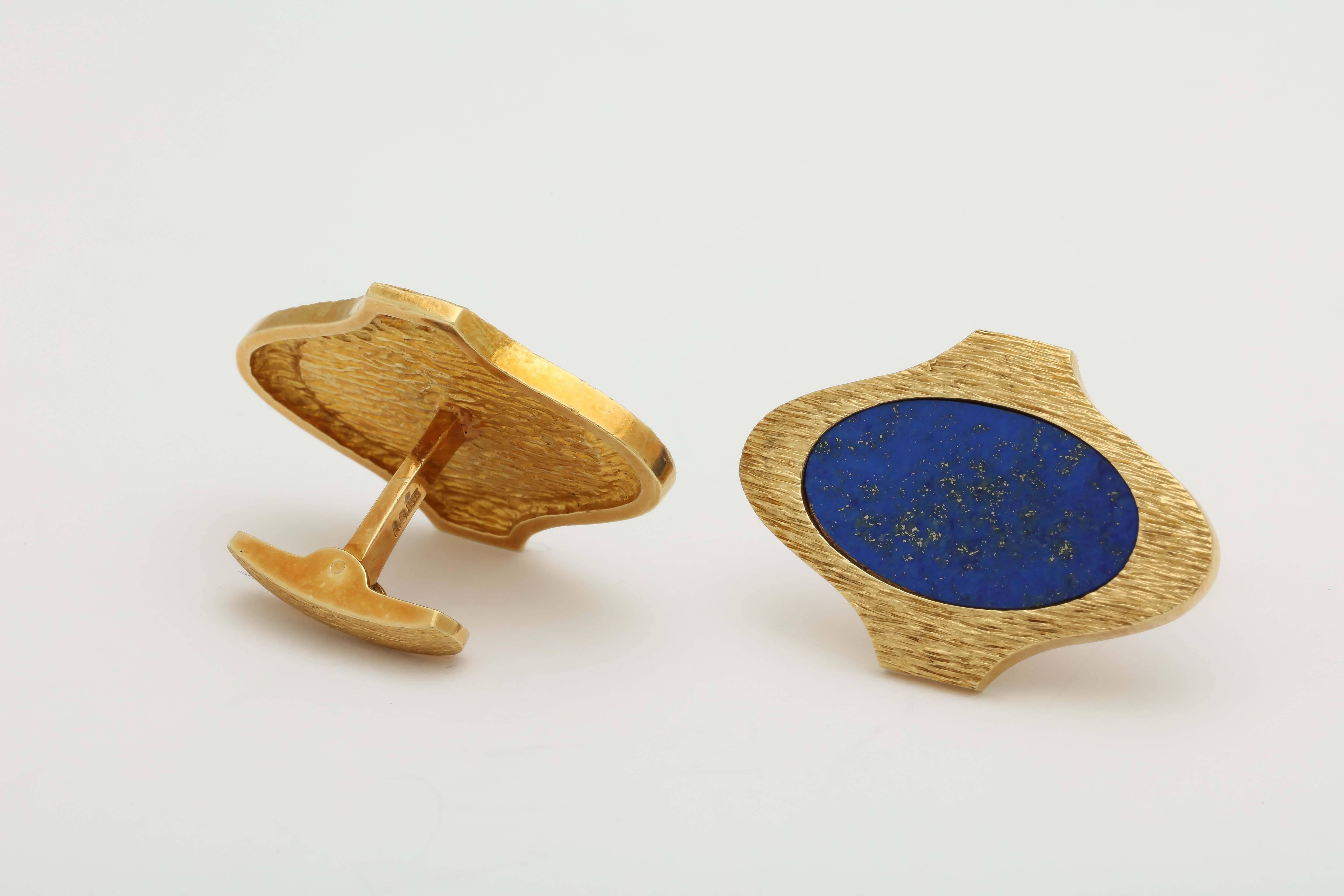 1960s Oval Cut Lapis Lazuli Textured Gold Large Cufflinks In Excellent Condition In New York, NY