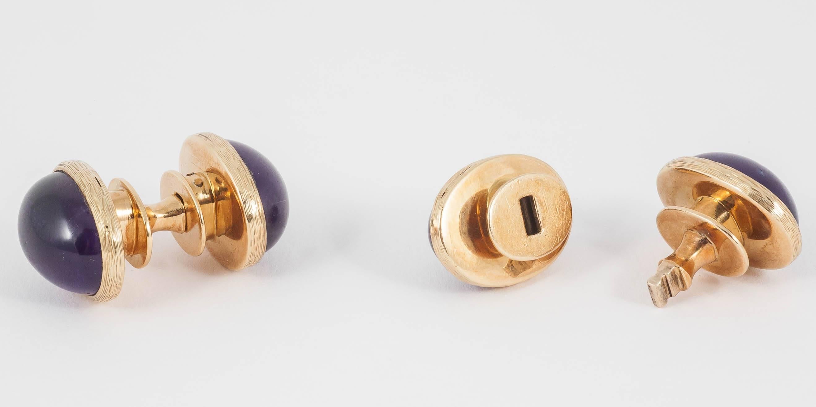 Men's Snap-In Design Cufflinks with Cabochon Amethysts in 18 Carat Gold, London 1982 For Sale