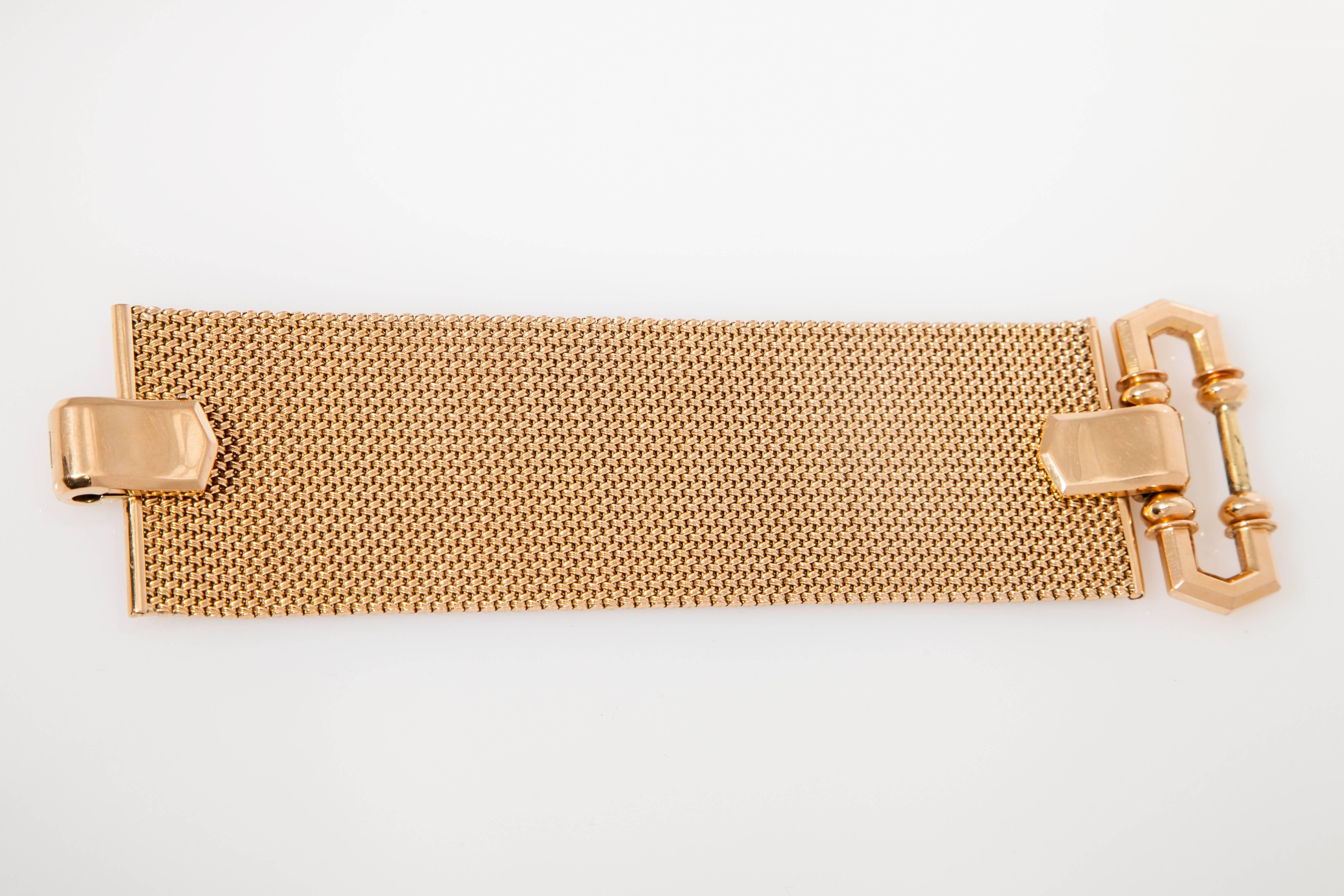 A large and chic 18kt yellow mesh gold bracelet, with a geometrical buckle clasp. Made in Italy (hallkmarks), circa 1940. 