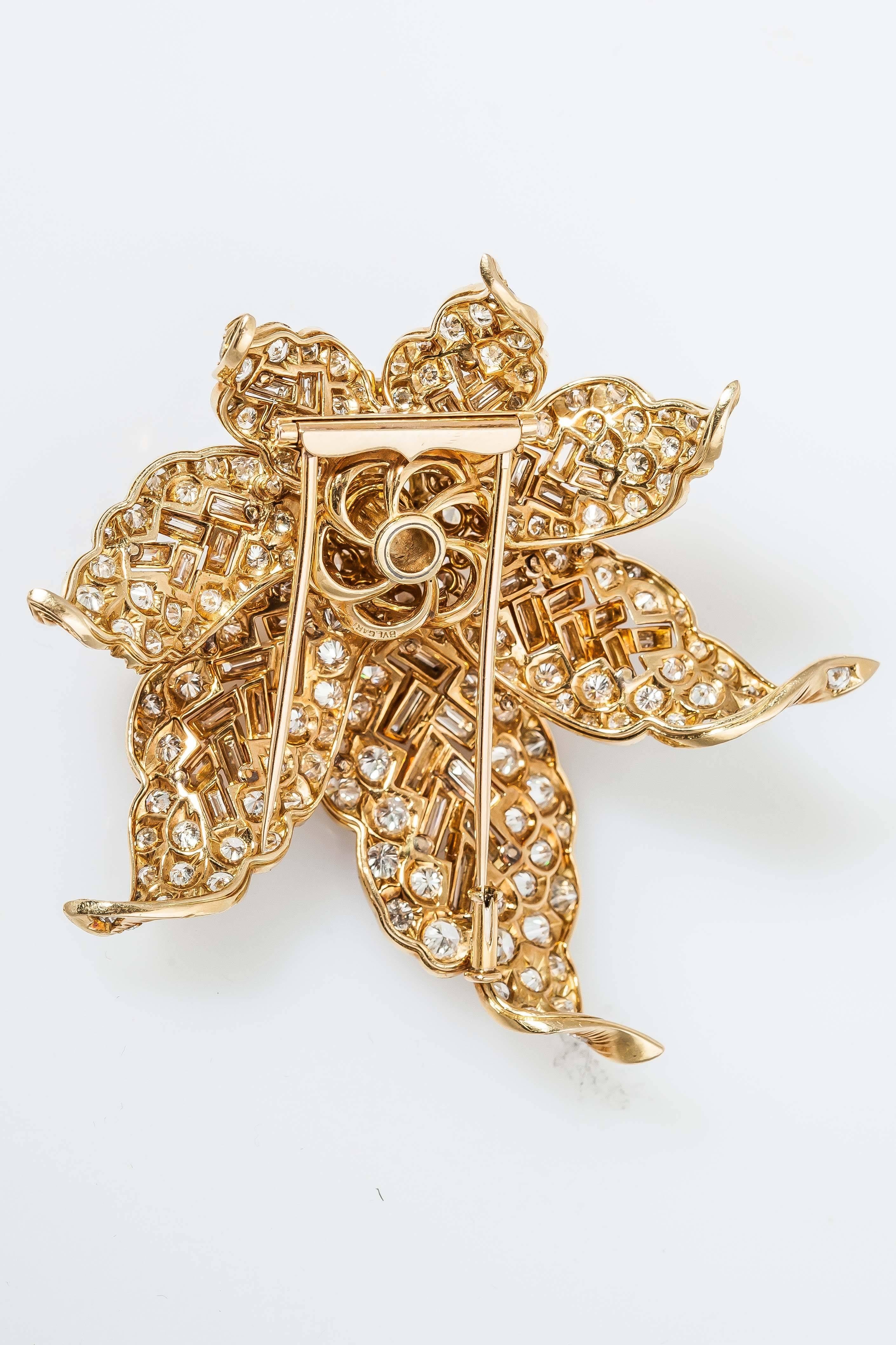 Stunning diamond brooch finely crafted in 18k yellow gold with a mix of diamonds cut weighing 22.00 carats and the center stone 7.00 carats.
