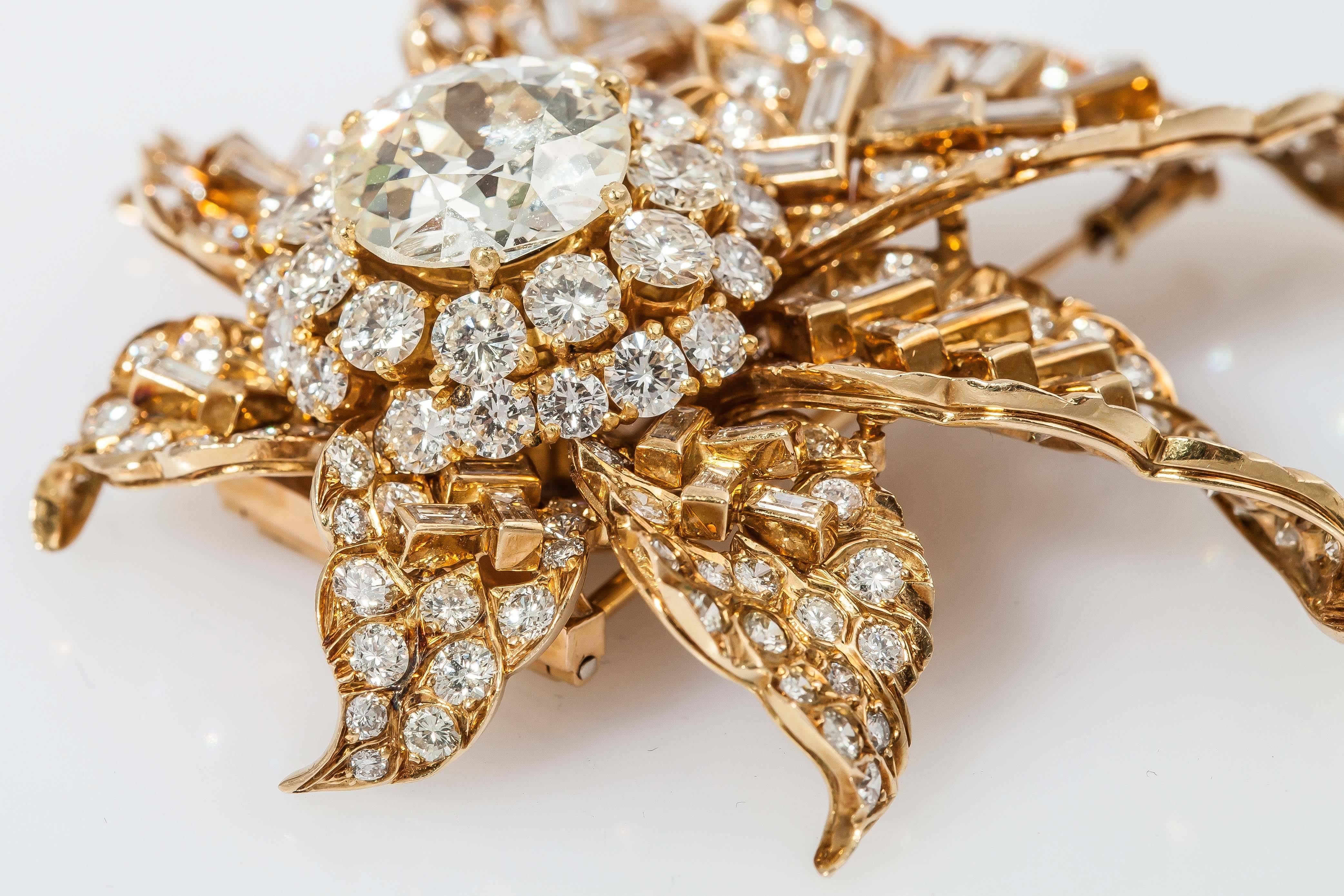 1970s Bulgari Stunning Diamond Gold Flower Brooch  In New Condition In New York, NY