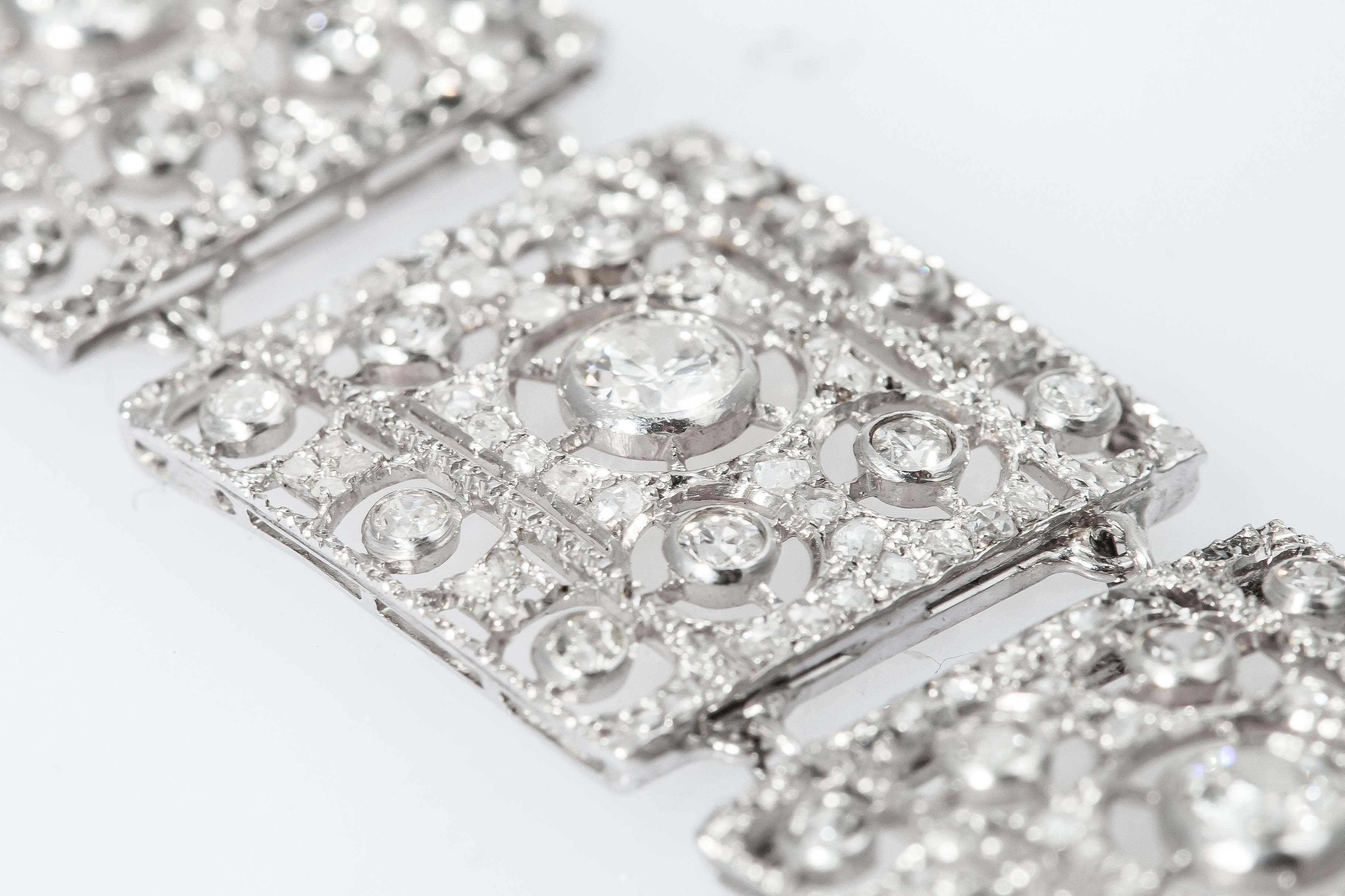Magnifique bracelet en diamants finement ouvragés en or blanc 18 carats avec des diamants de taille ronde et brillante, avec un lien de style carré.