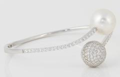 Bracciale bypass con diamanti e perle dei mari del sud 2,80 carati in oro bianco 18 carati