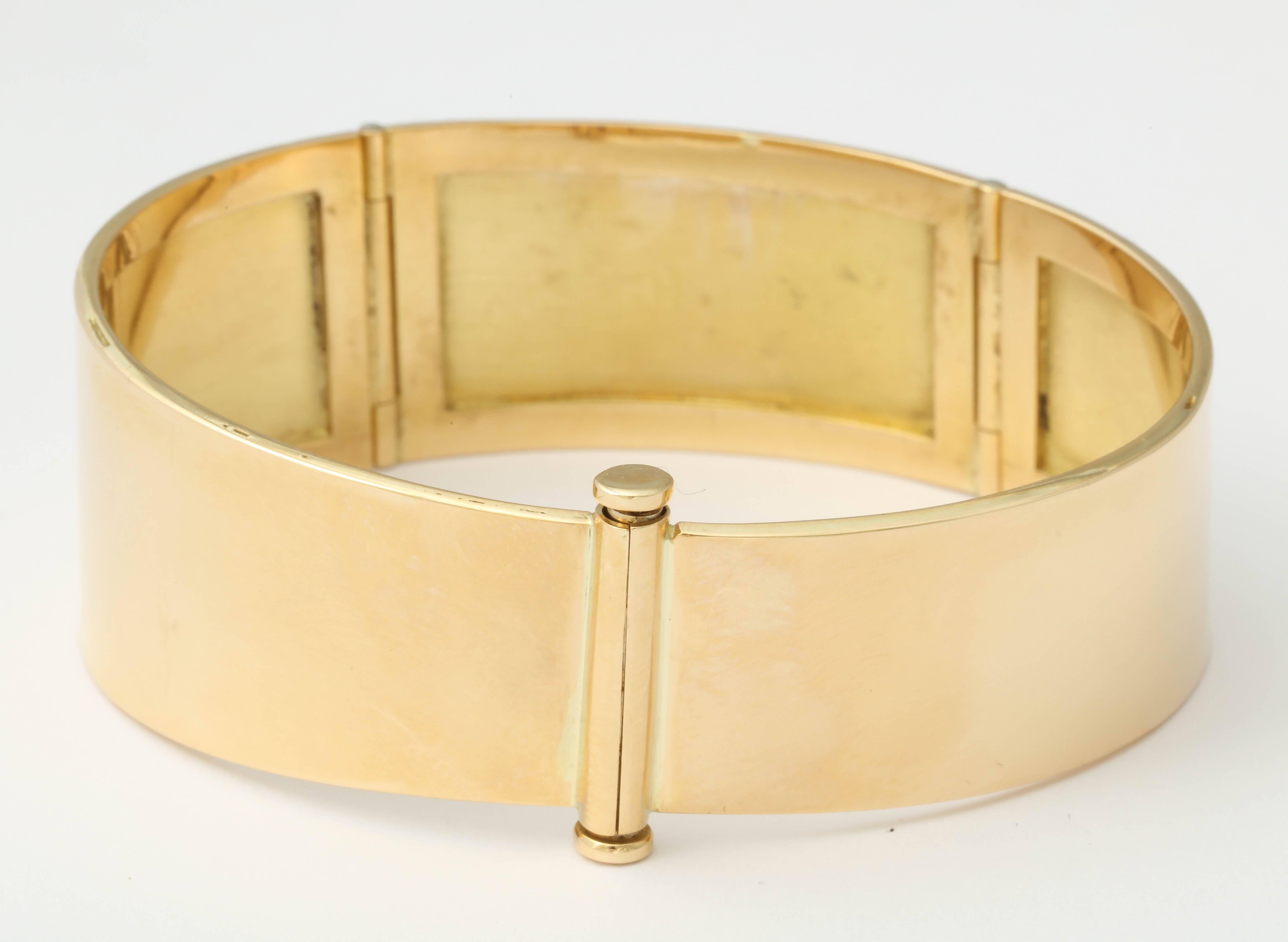 1950s Gold Hinged Bangle Bracelet In Excellent Condition In New York, NY