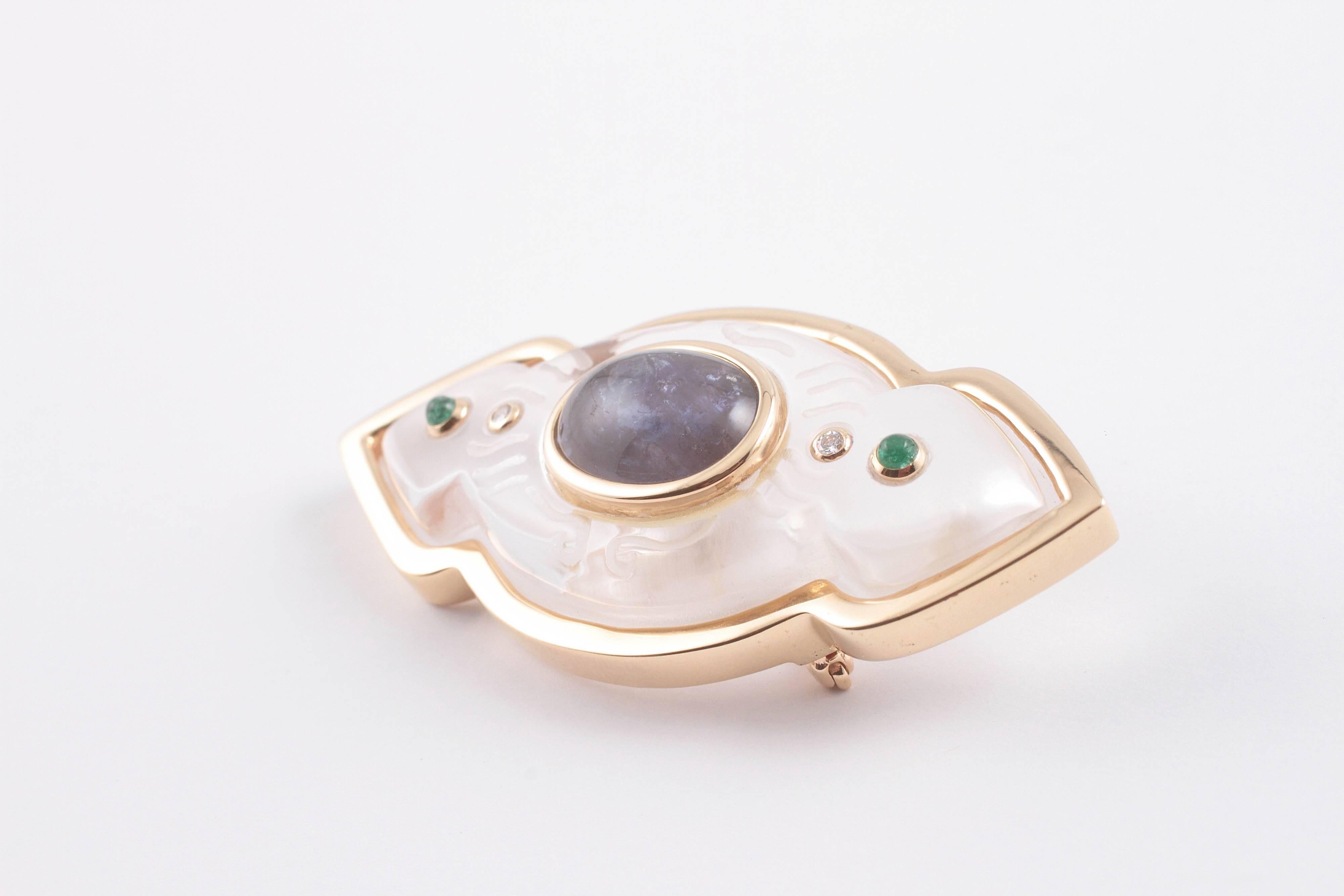 Trianon Yellow Gold Carved Crystal Blue Sapphire Emerald and Diamond brooch In Excellent Condition In Dallas, TX
