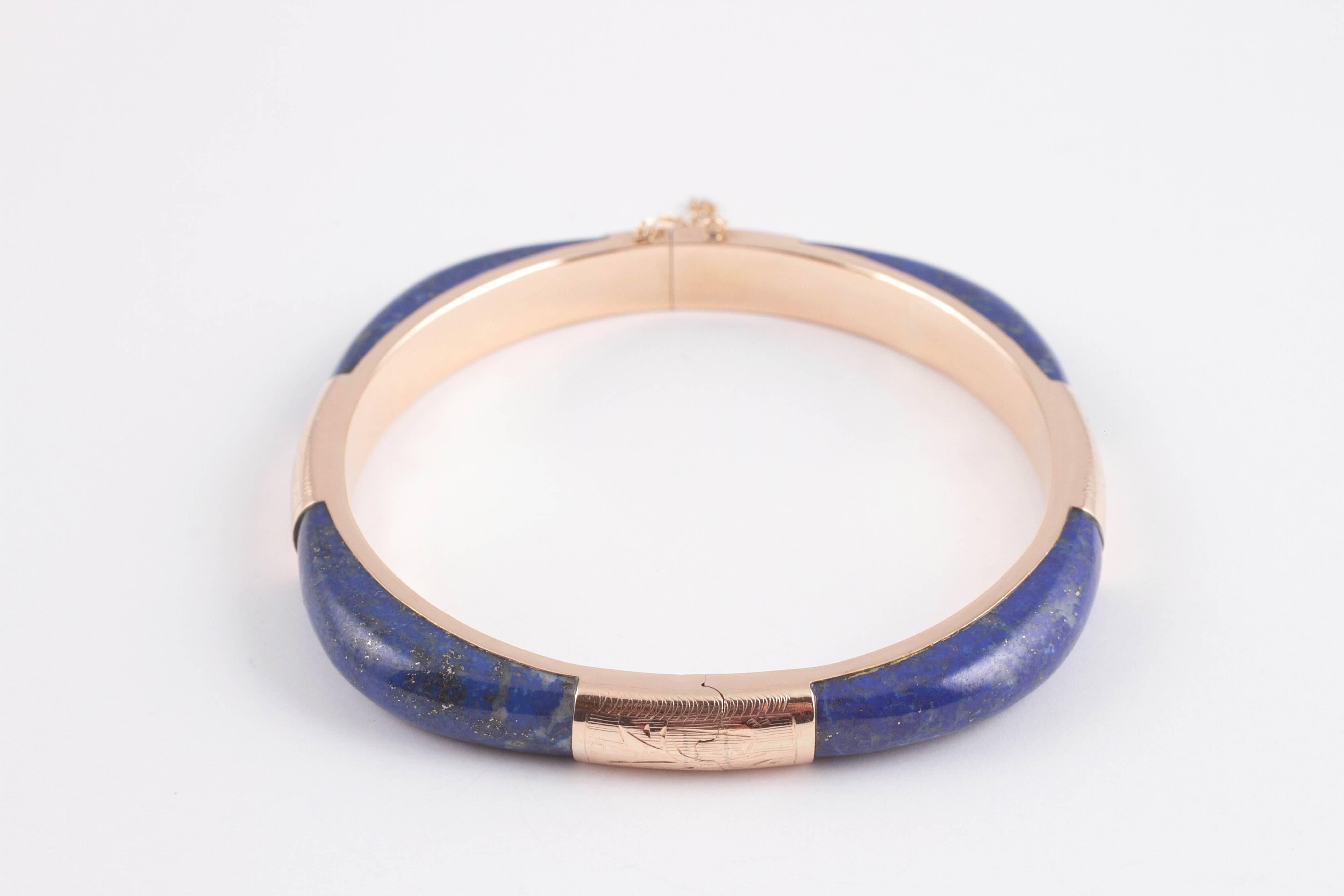 armreif aus 14 Karat Gelbgold mit Scharnieren:: abwechselnd besetzt mit schönem blauem Lapislazuli.