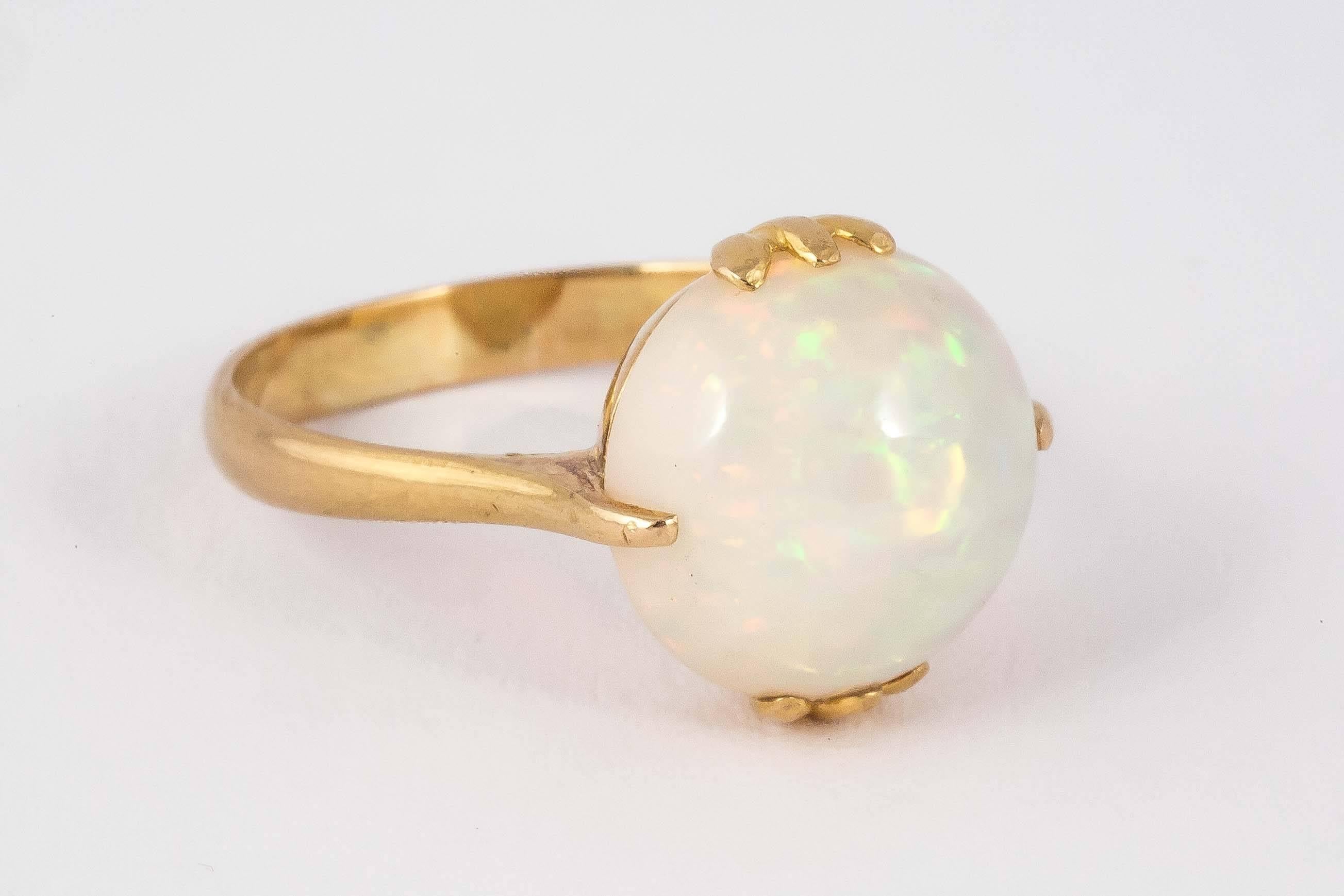 Feiner Cabochon Opal gefasst in 18ct Gold

Ringgröße M