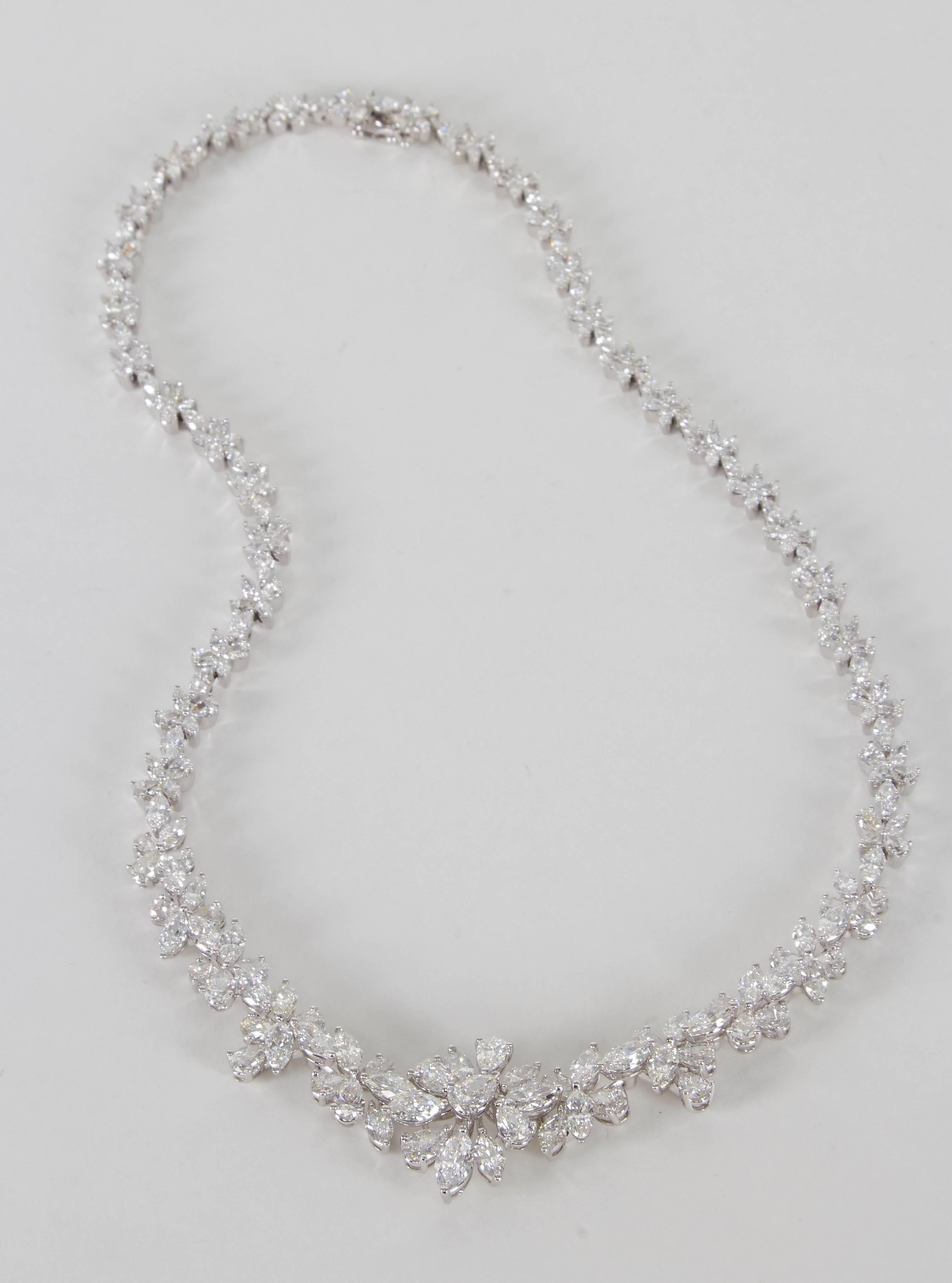 Elegante collar de diamantes Corte pera en venta