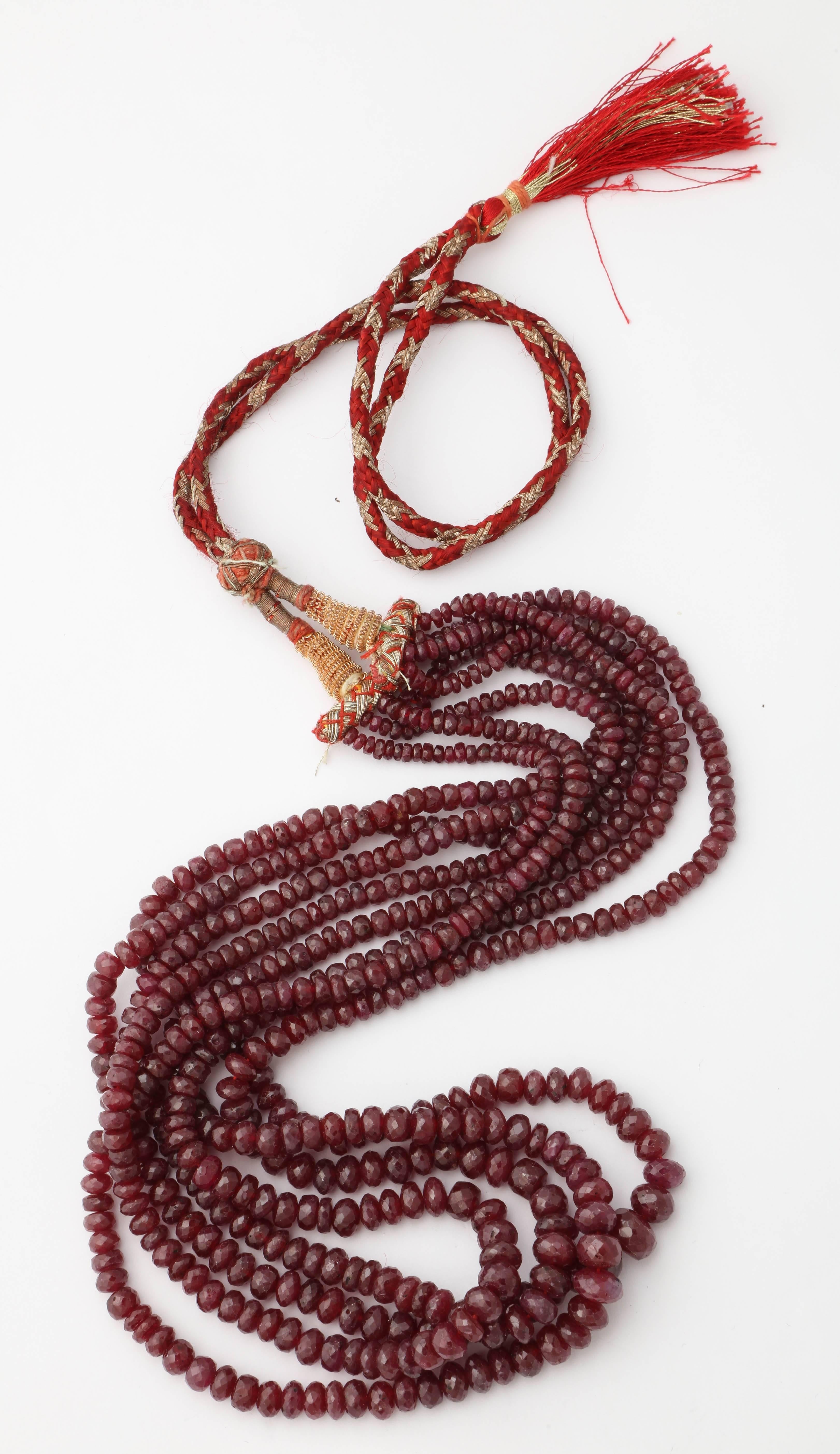 Abgestufte 4-strängige facettierte Rubin-Halskette mit origineller Aufhängung. Can modernisiert werden - aber wie schön ist es, eine moderne Tante Mame zu sein, ohne einen Sari tragen und sich in 9 Meter glänzenden Seidenstoff einwickeln zu müssen. 