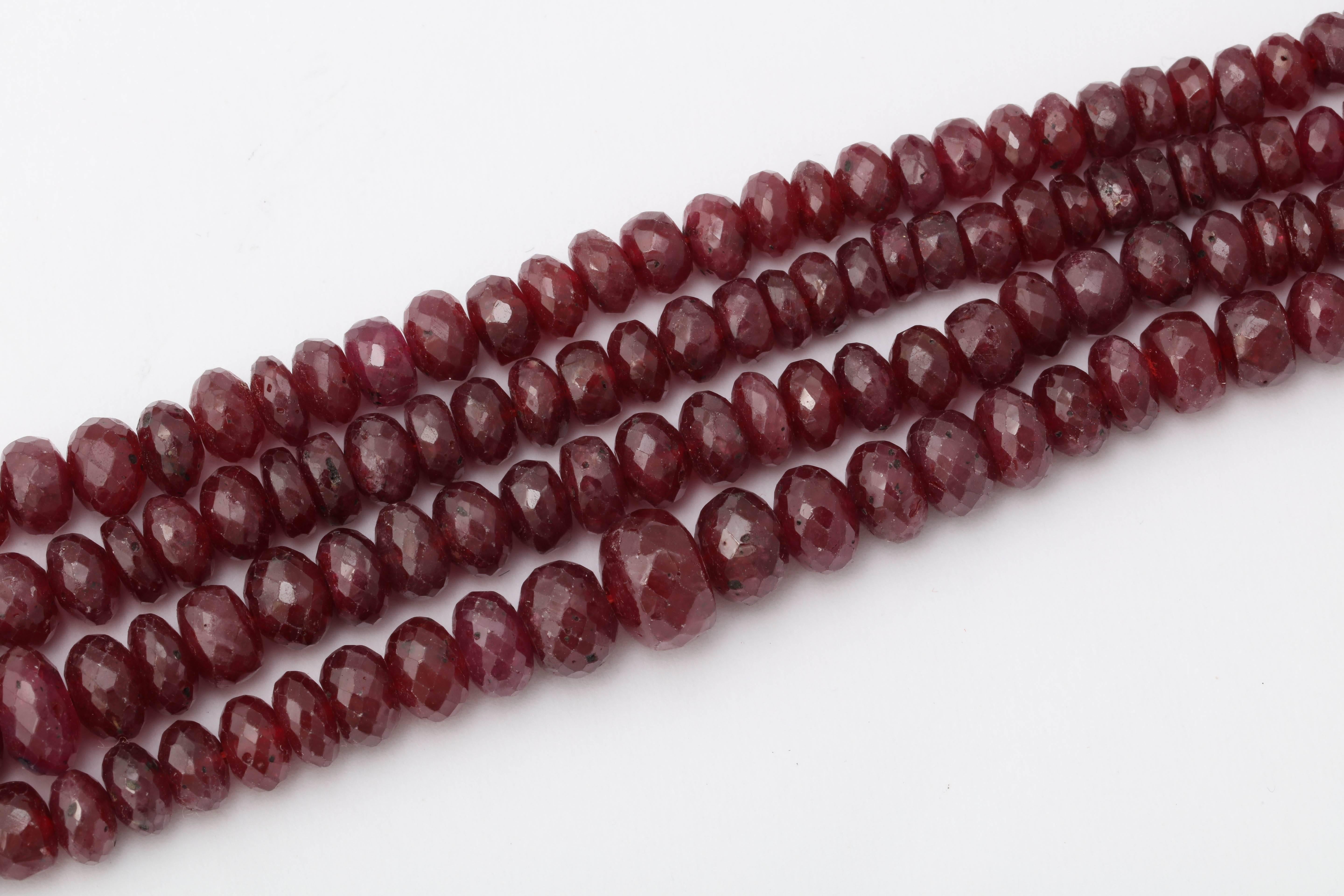 4strangige facettierte Rubin-Perlenkette mit originalem Streifen Damen im Angebot