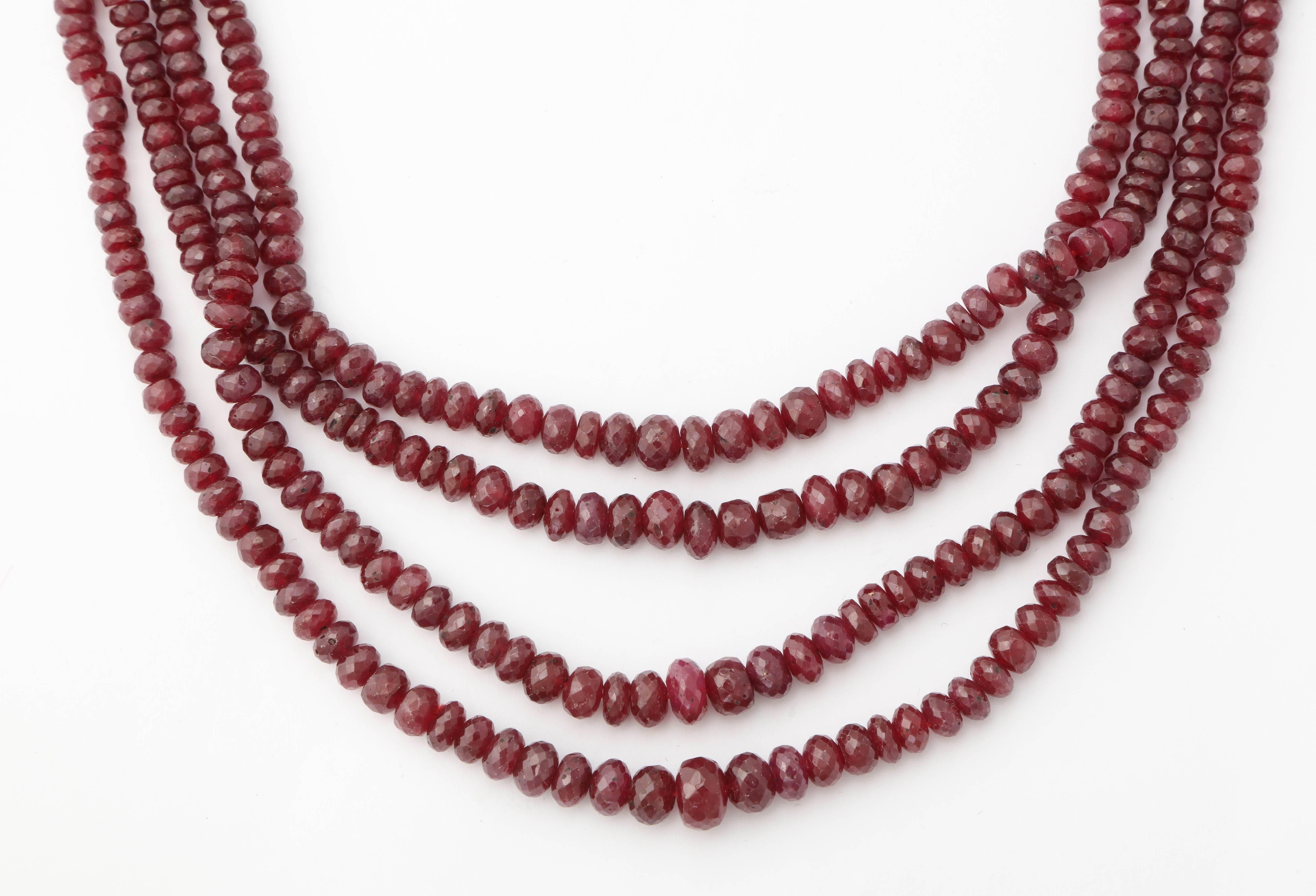 4strangige facettierte Rubin-Perlenkette mit originalem Streifen im Angebot 1