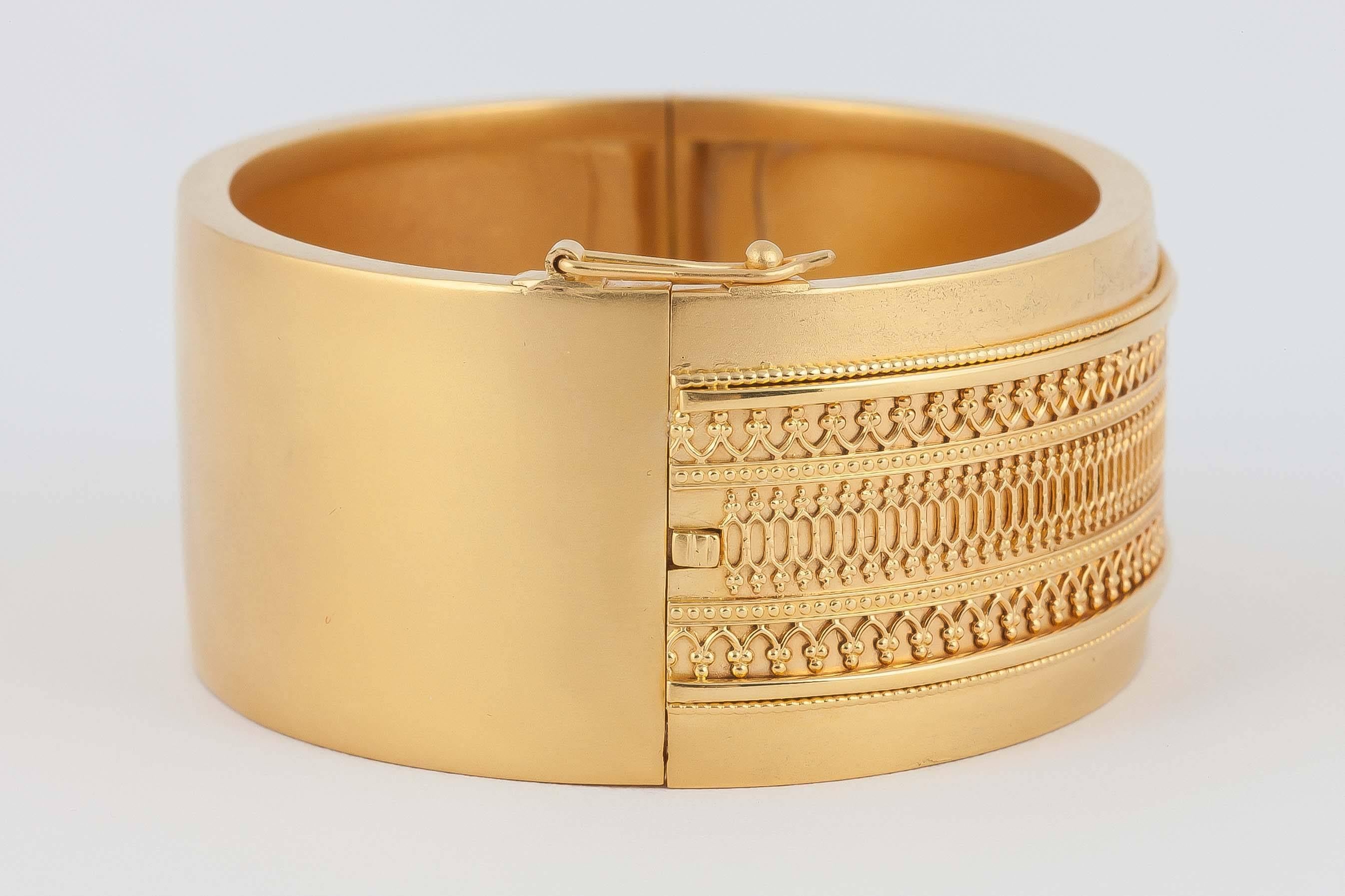 Victorian Gold Etruscan Revival Bangle Bracelet In Excellent Condition For Sale In London, GB