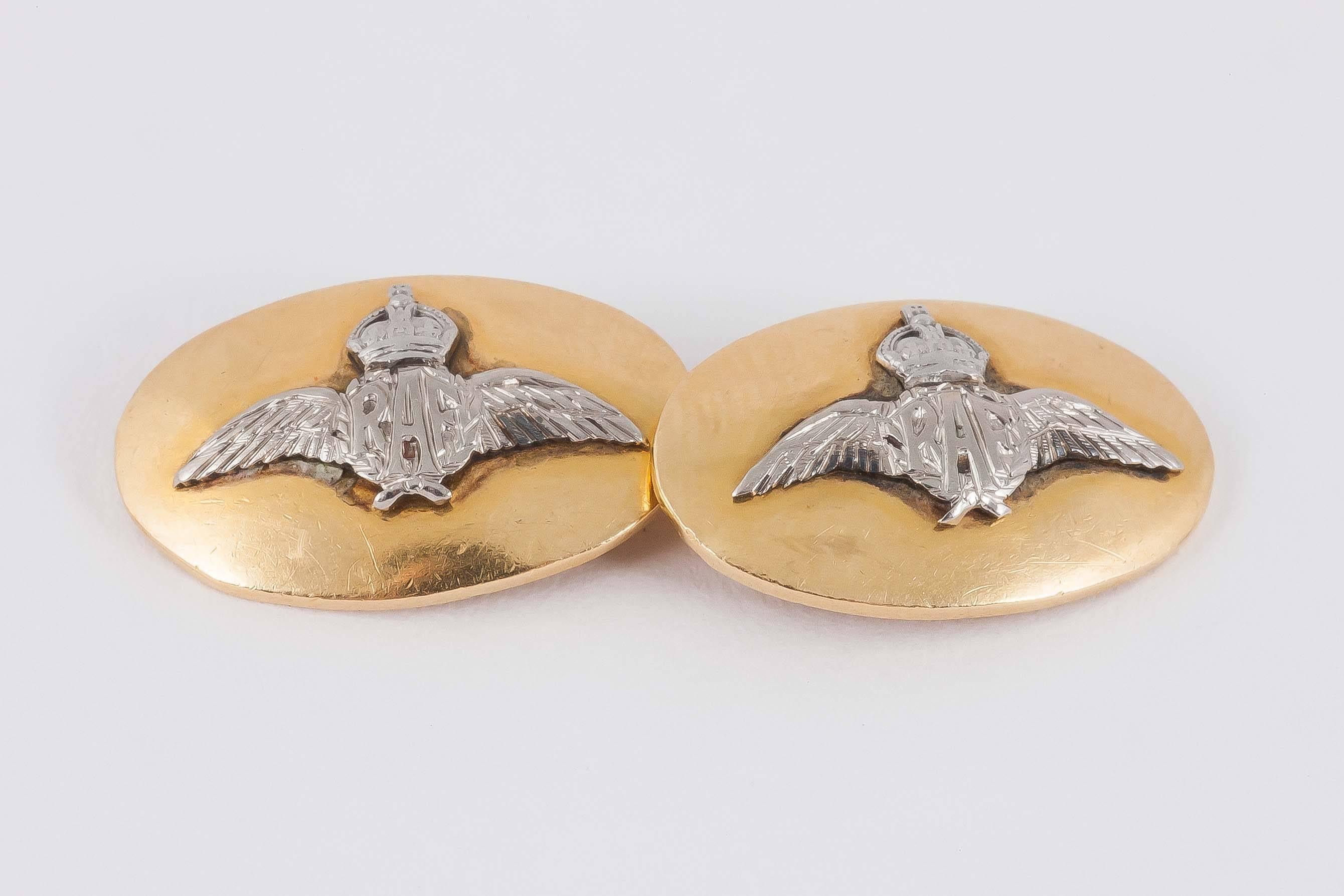 A pair of 18ct yellow gold cufflinks,with applied 18ct white gold of the Royal Air Force.good colour and condition,hallmarked for 1923