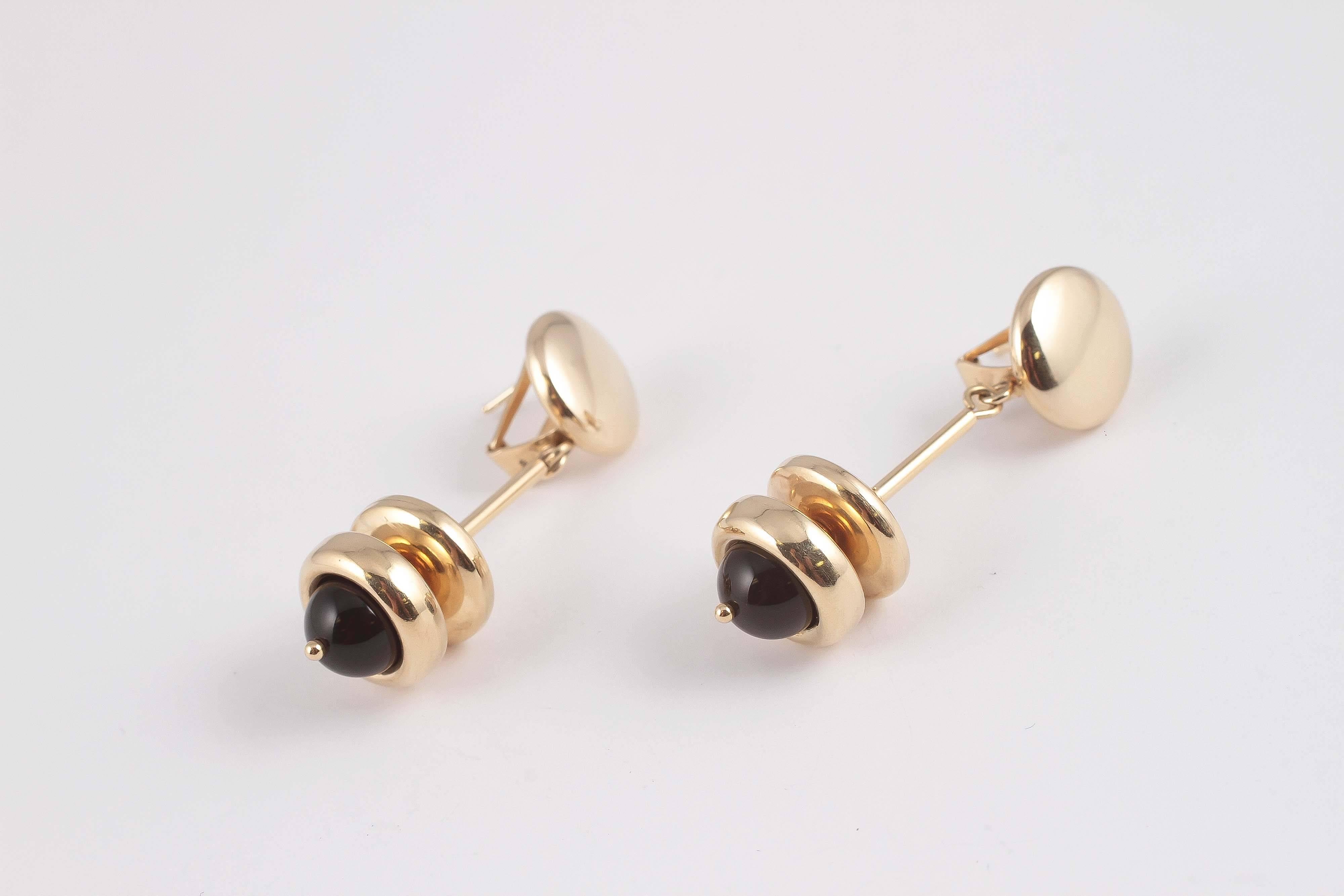 You should be swinging out in style with these sassy pierced earrings and clip backs. A gold button top suspends a pair of gold buttons over a black onyx bead. They look great.    