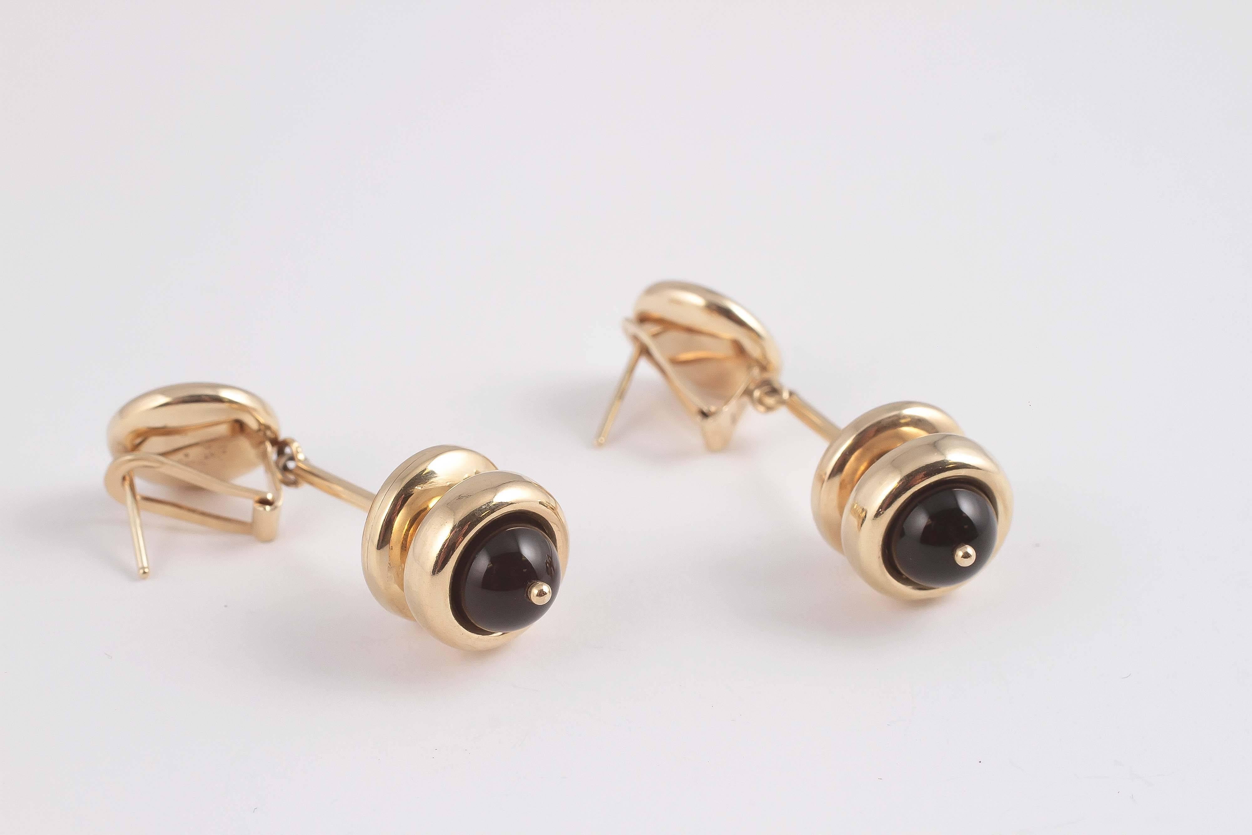 1980s Black Onyx Gold Earrings In Excellent Condition In Dallas, TX