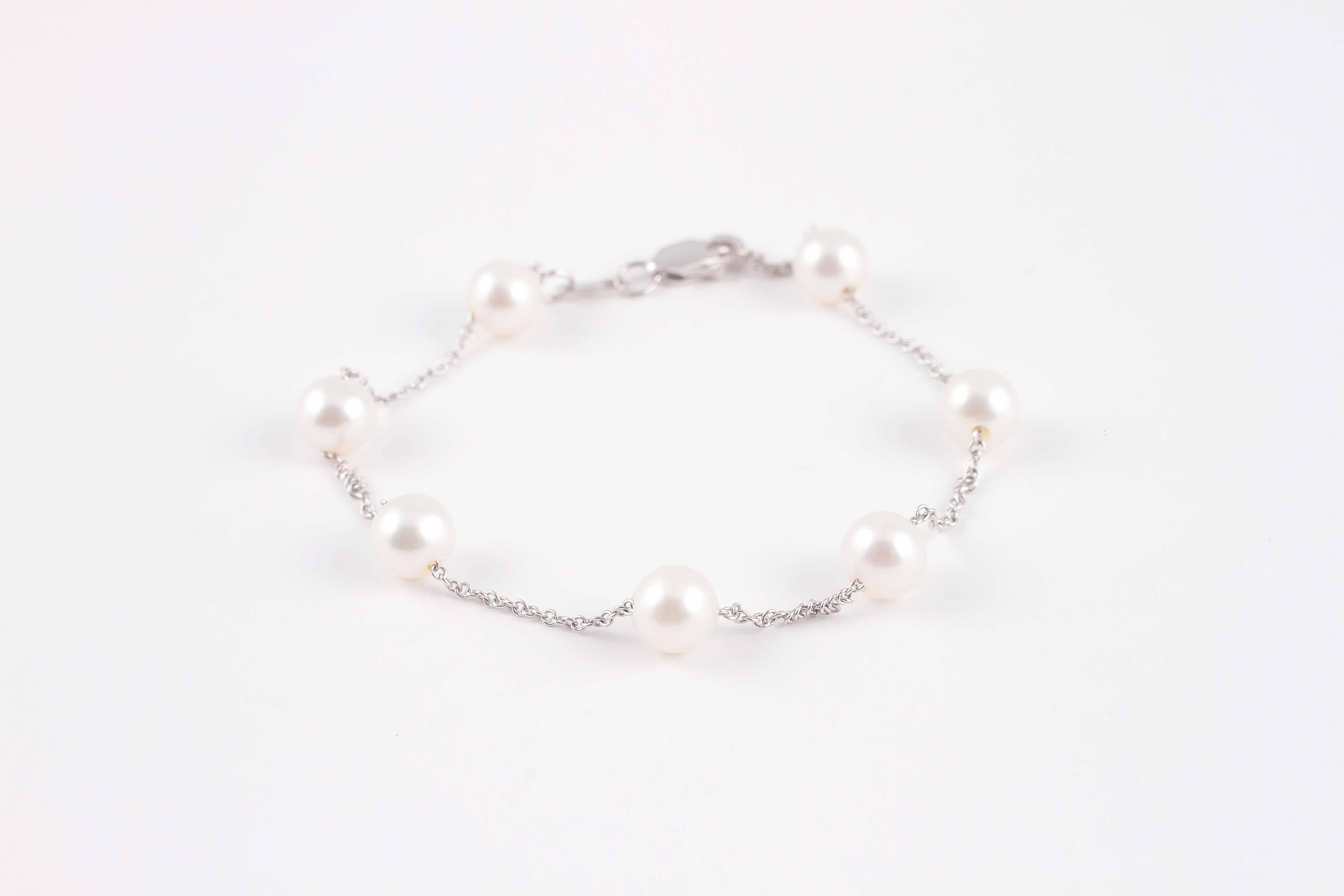 Light and fun, this bracelet supports 7 cultured pearls, each measuring approximately 6.00 mm.