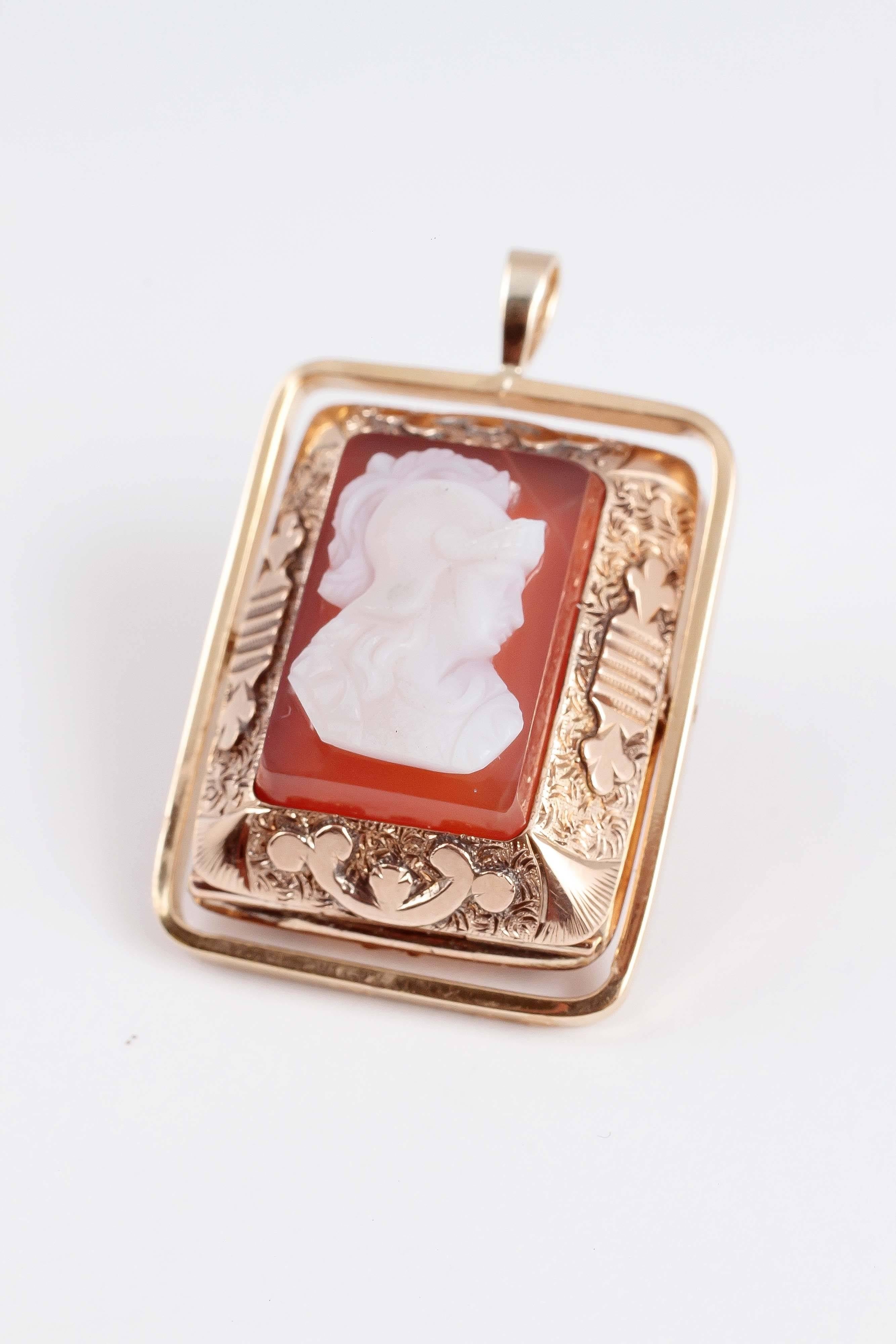 19th Century Sardonyx Black Onyx Carved Cameo Gold Locket   In Good Condition For Sale In Dallas, TX