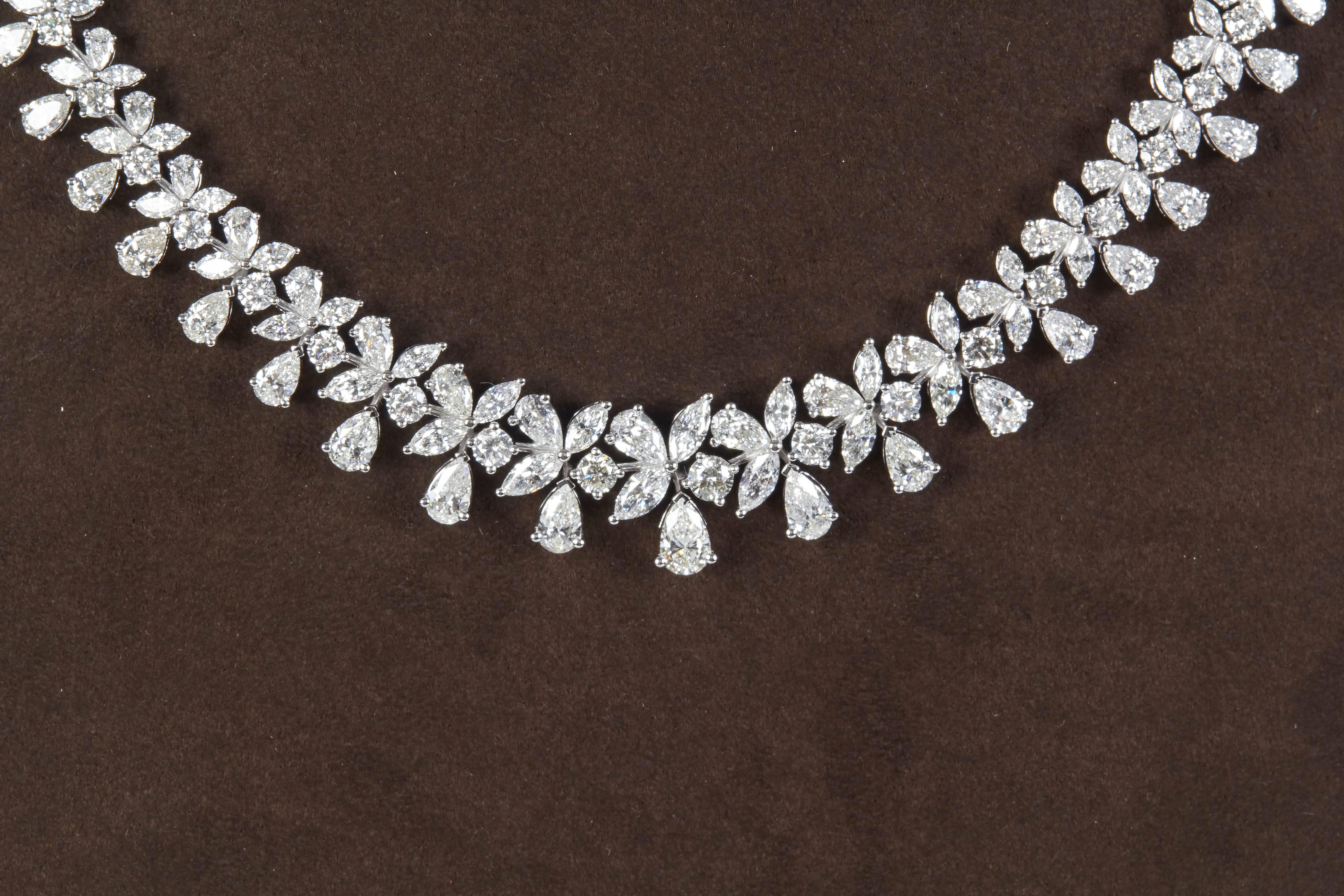 

Un fabuleux collier au design intemporel.

26,40 carats de diamants ronds, en poire et en marquise, tous sertis dans de l'or blanc 18k. 

Une pièce à porter avec un look et un design très riches. 

Veuillez nous contacter pour plus