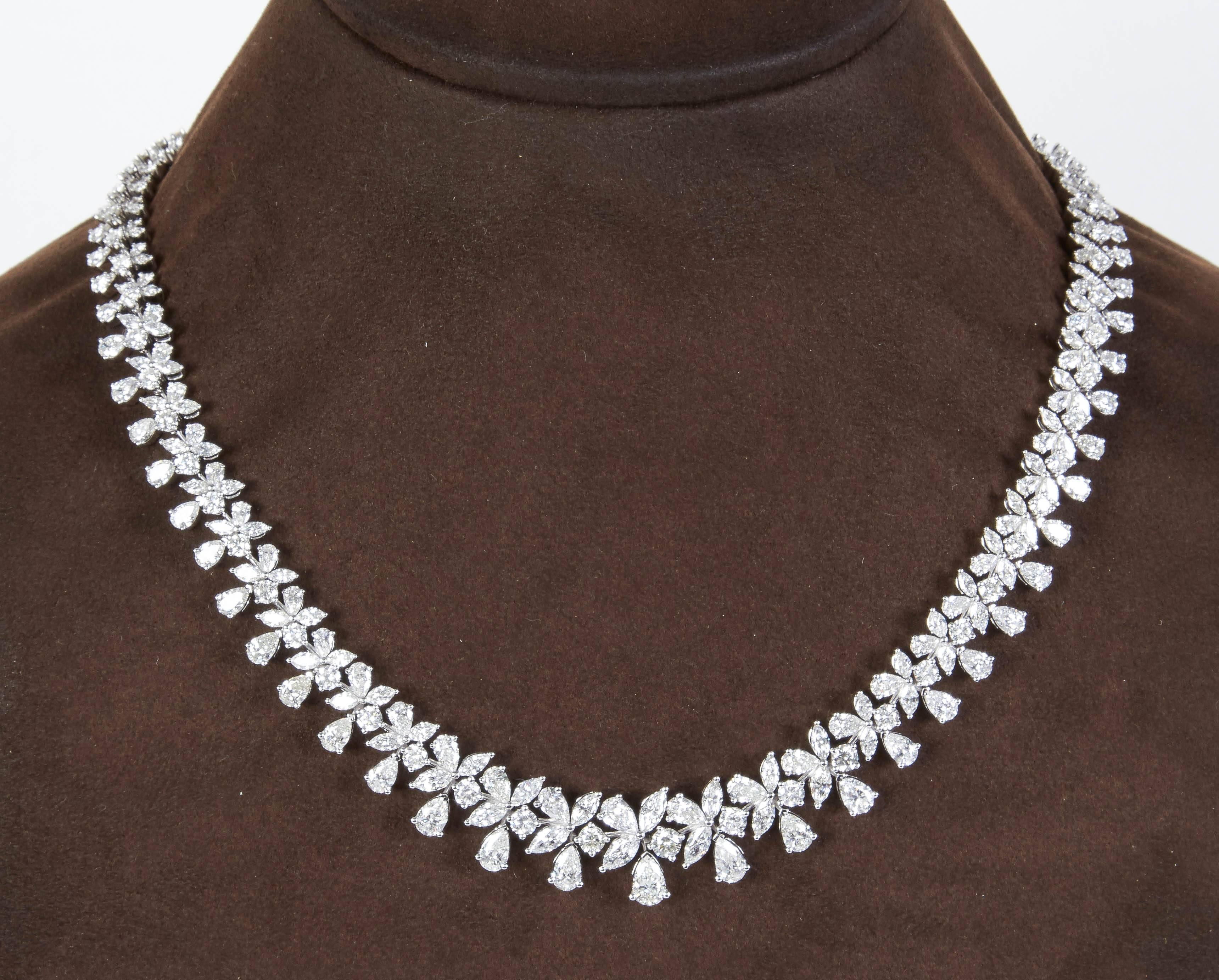 Taille poire Collier classique en diamant de 26 carats en vente