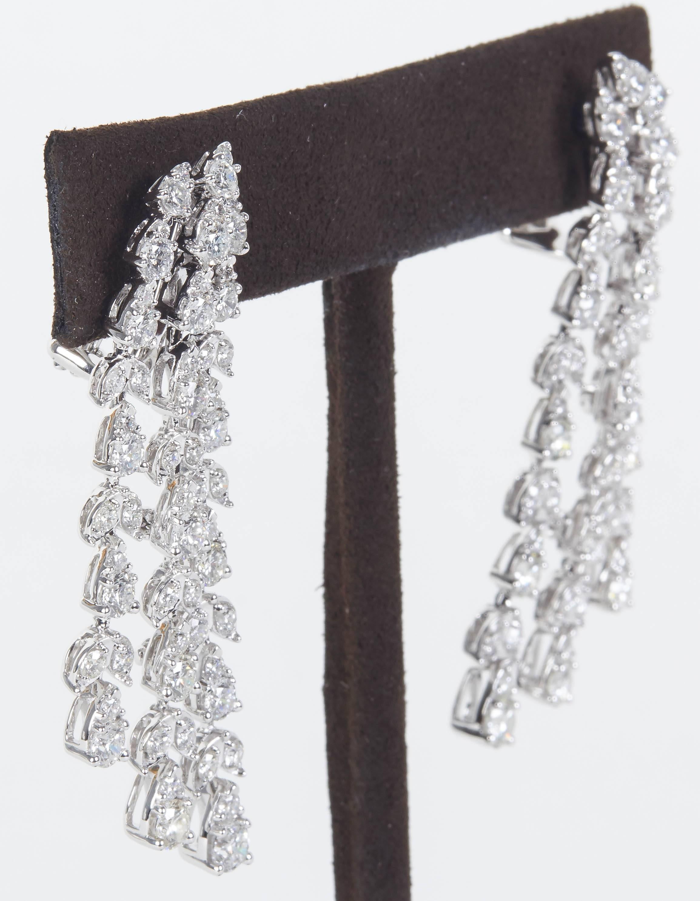 Klassische klassische Diamant-Tropfen-Ohrringe (Rundschliff) im Angebot