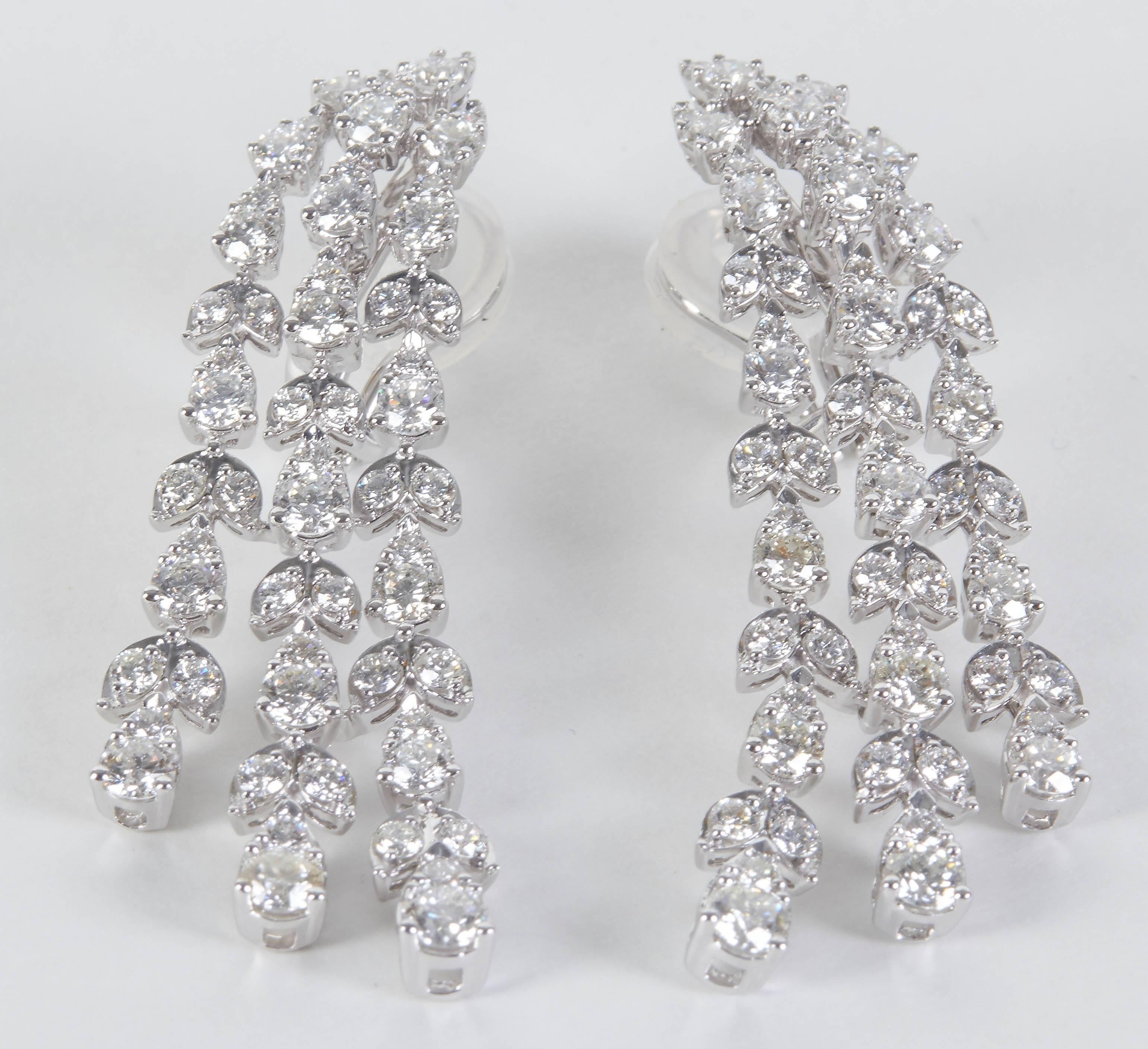 Klassische klassische Diamant-Tropfen-Ohrringe im Angebot 1