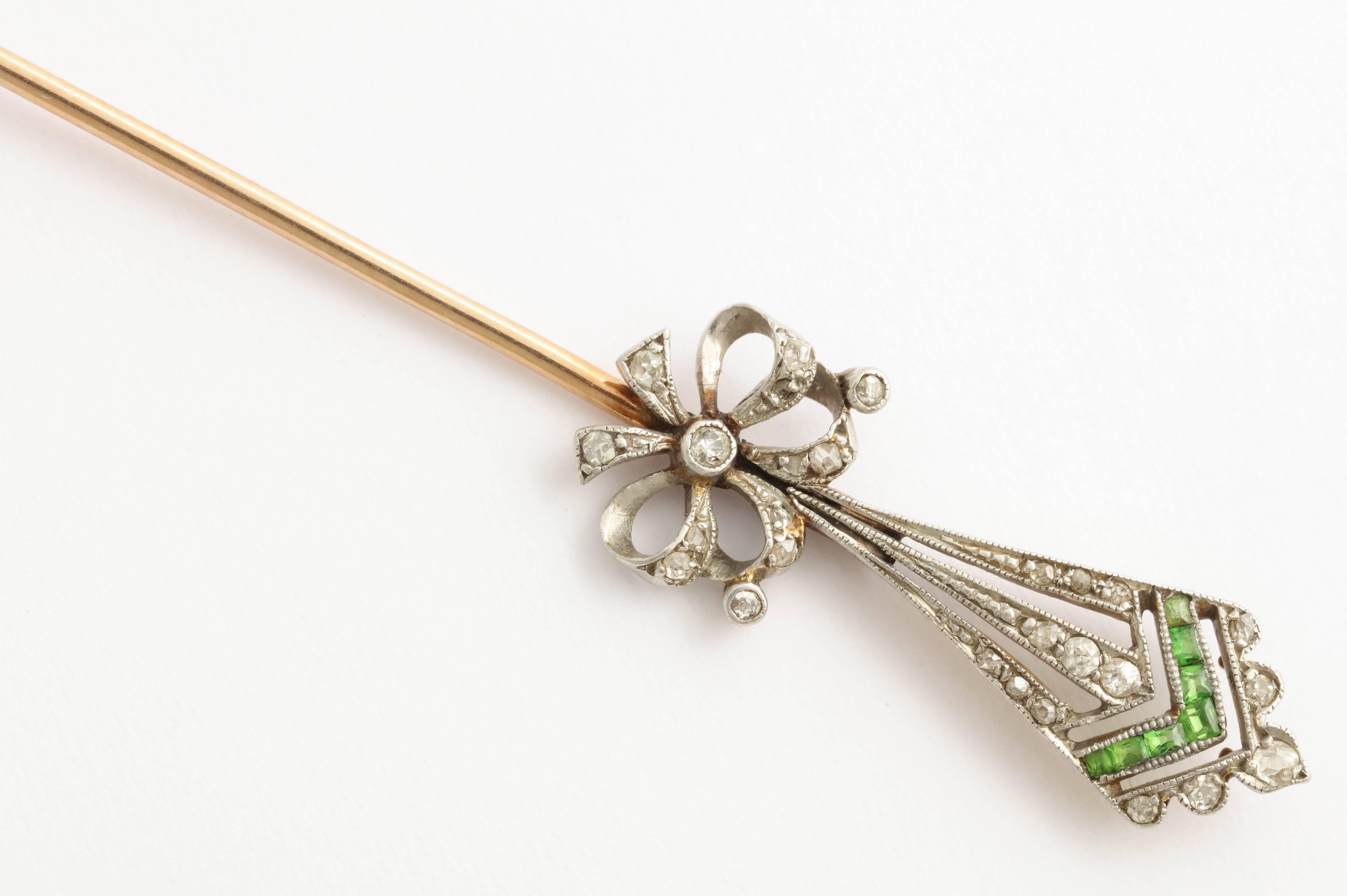 1920s Diamond Gold Platinum Arrow Brooch In Excellent Condition For Sale In New York, NY