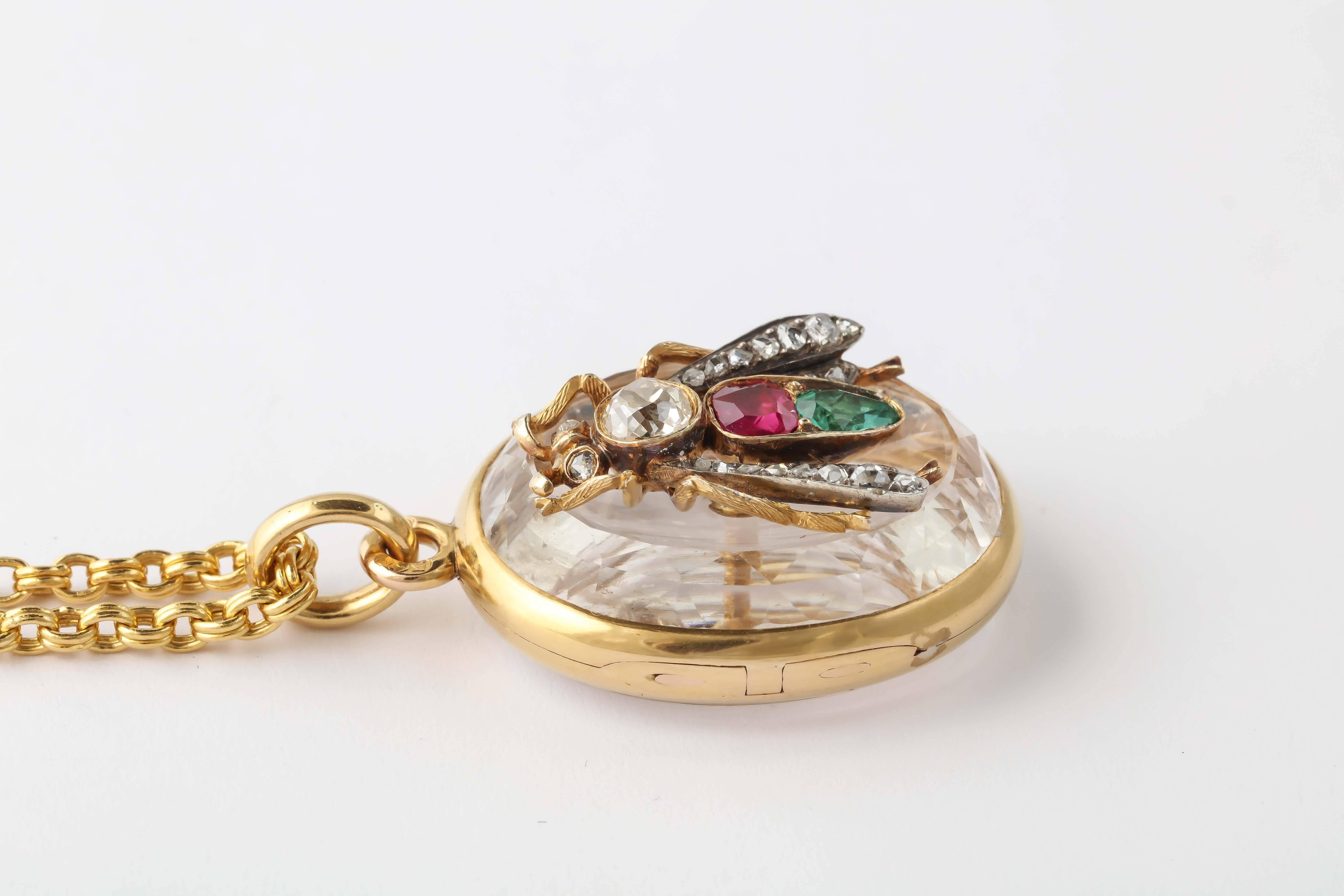 20. Jahrhundert Rubin Smaragd Diamant Gold Fliege Medaillon (Antiker Kissenschliff) im Angebot