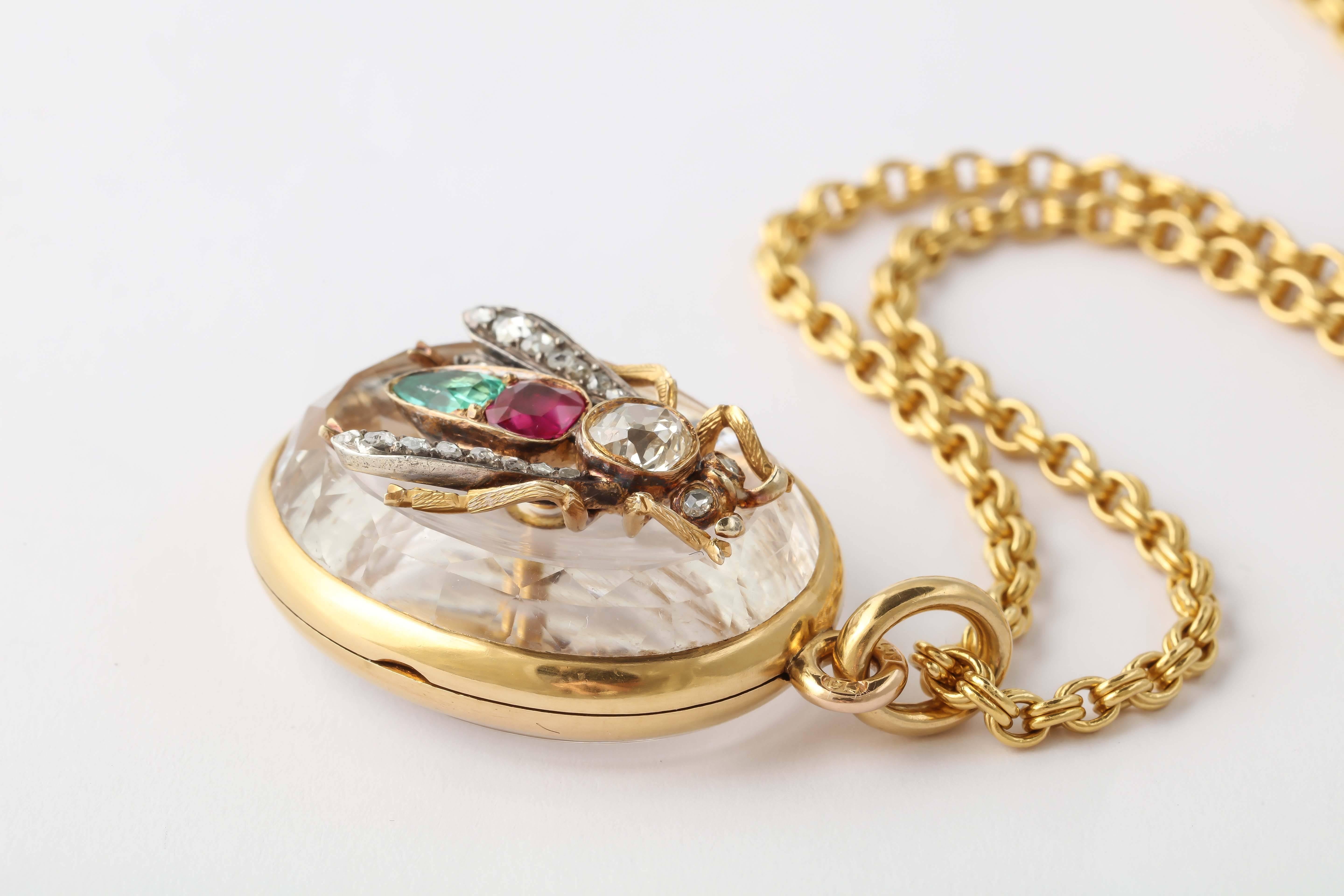 20. Jahrhundert Rubin Smaragd Diamant Gold Fliege Medaillon im Zustand „Gut“ im Angebot in St. Catharines, ON