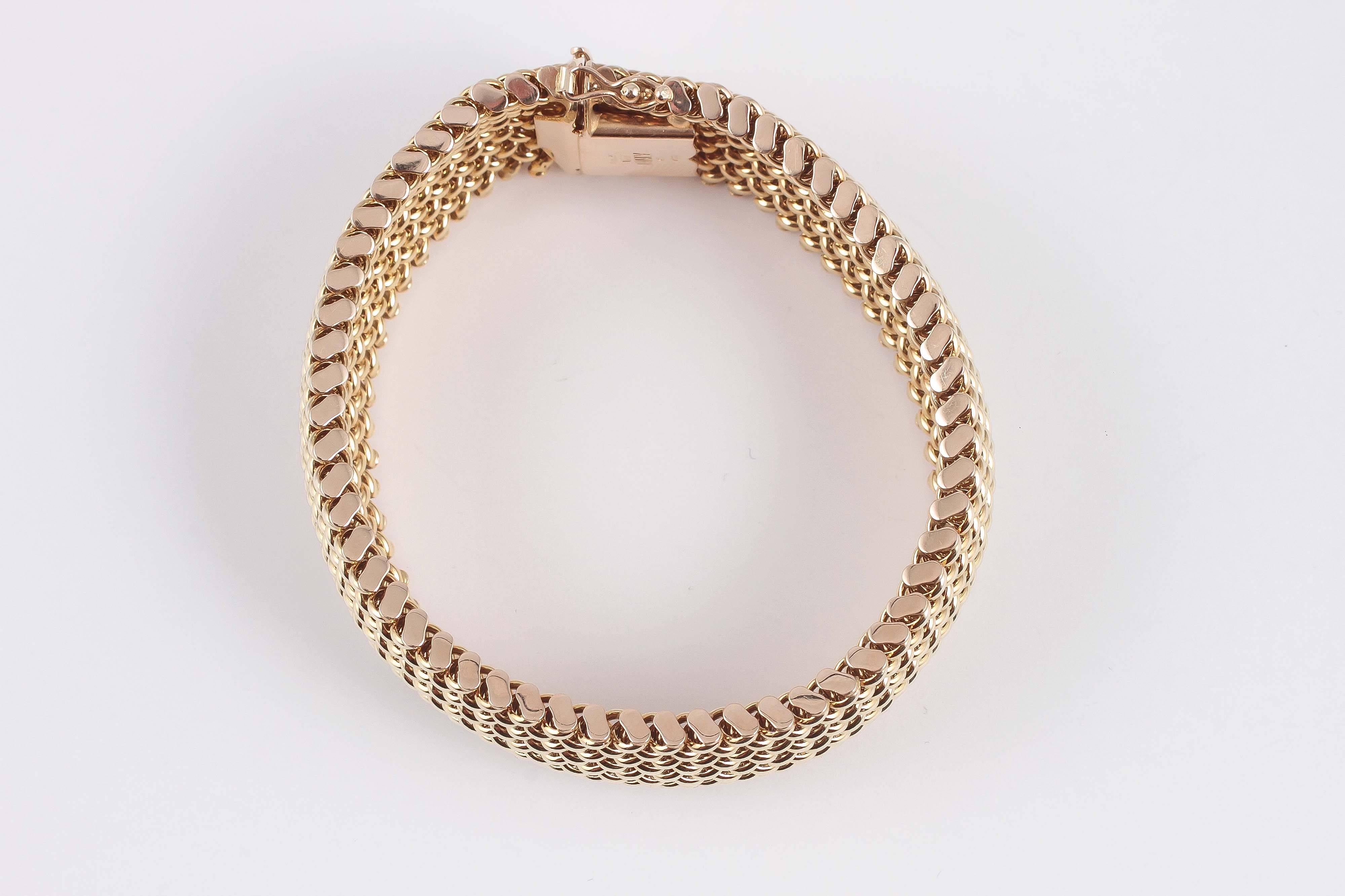Gold Mesh Bracelet In Excellent Condition In Dallas, TX