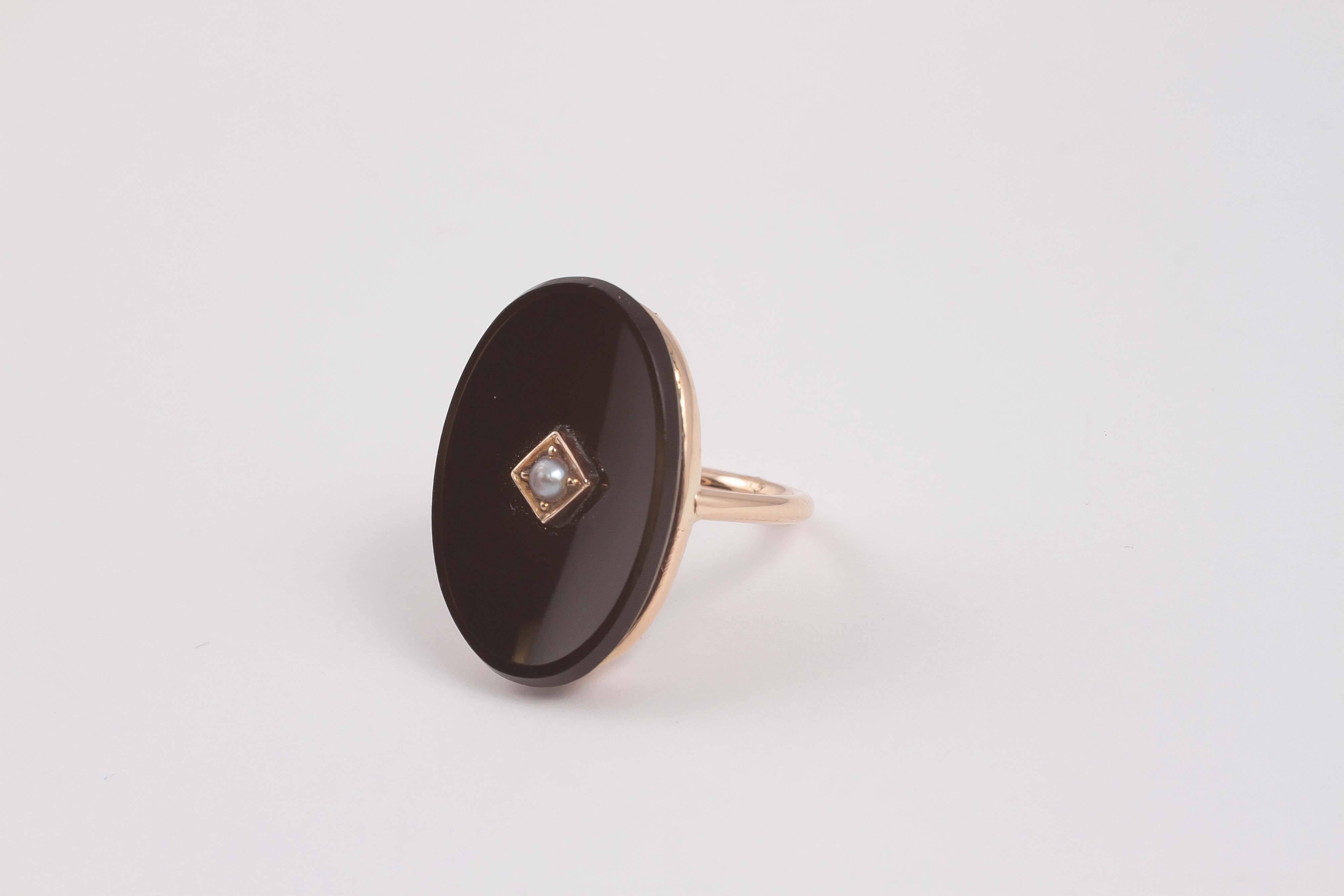 1940s Black Onyx Pearl Gold Ring In Excellent Condition In Dallas, TX