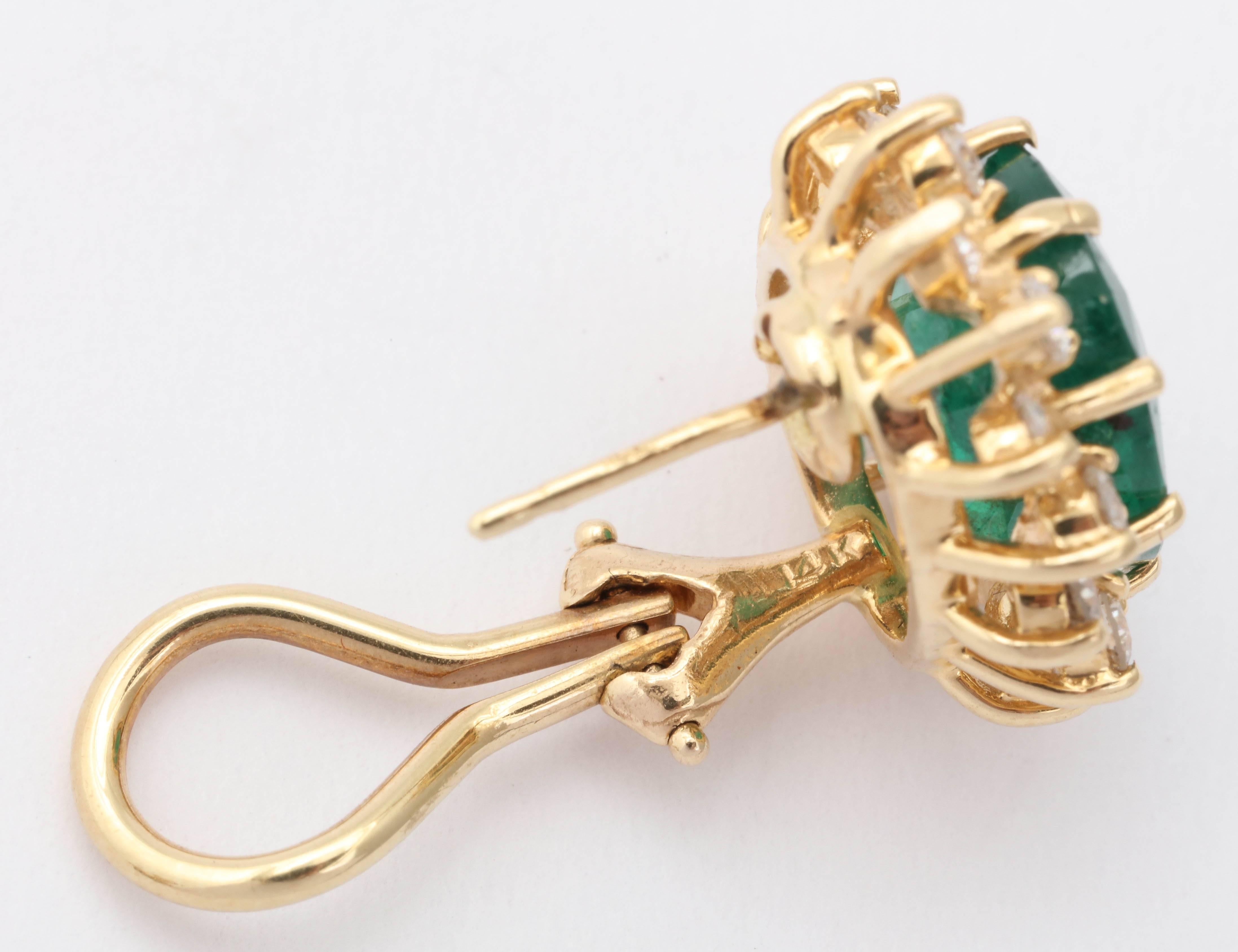 Ovale Smaragd-Diamant-Ohrringe mit Goldumrandung Damen
