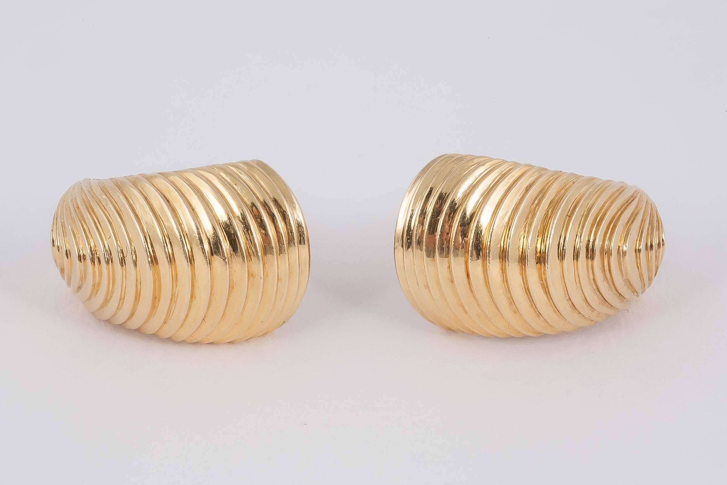 18ct Gold earclips in shell shape form with original fittings in original case