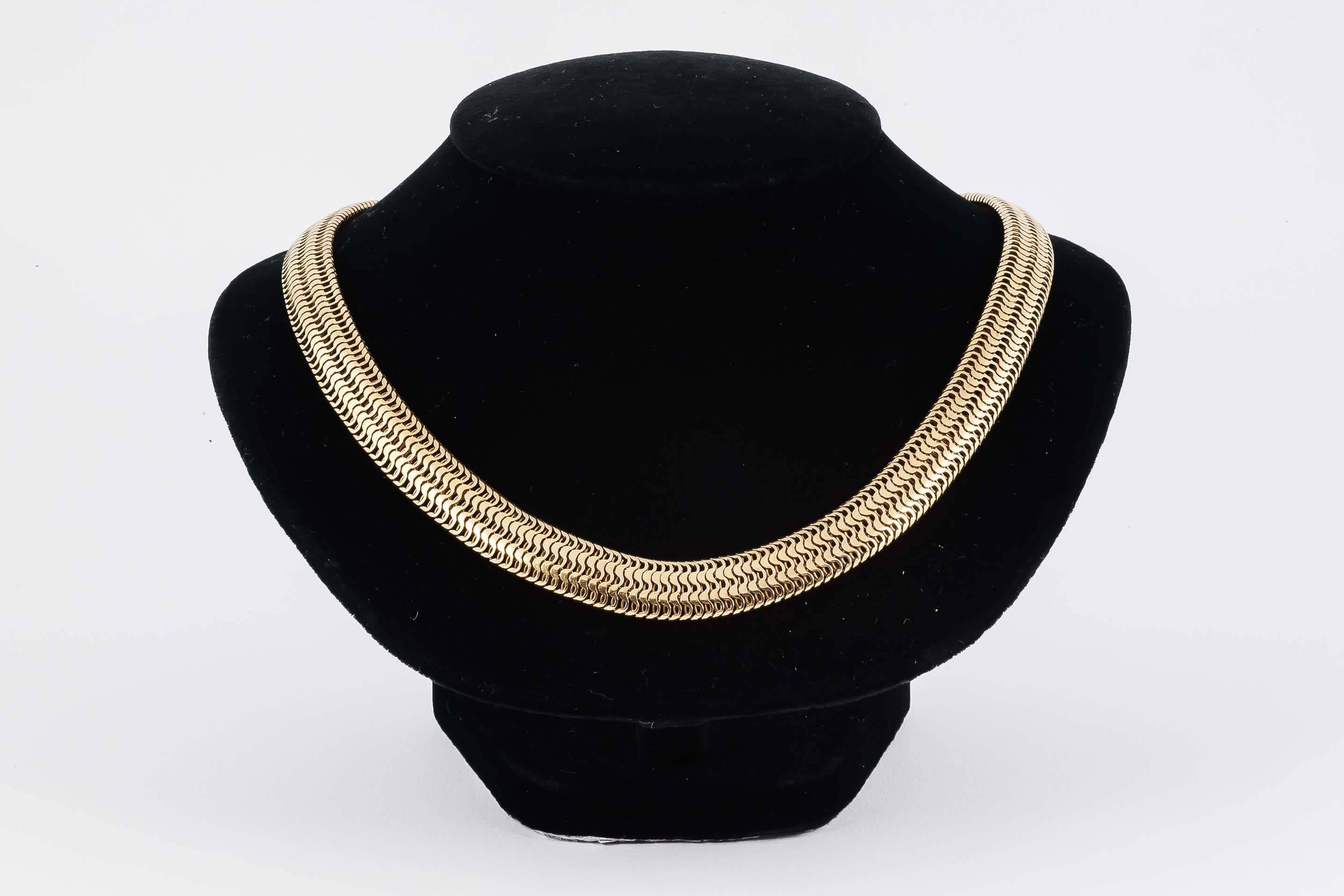 This beautifully articulated collar has an integral clasp