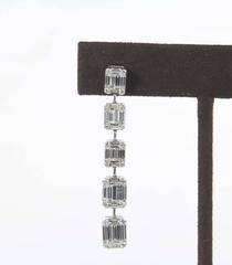 Orecchini a goccia in oro bianco con diamante illusorio taglio smeraldo