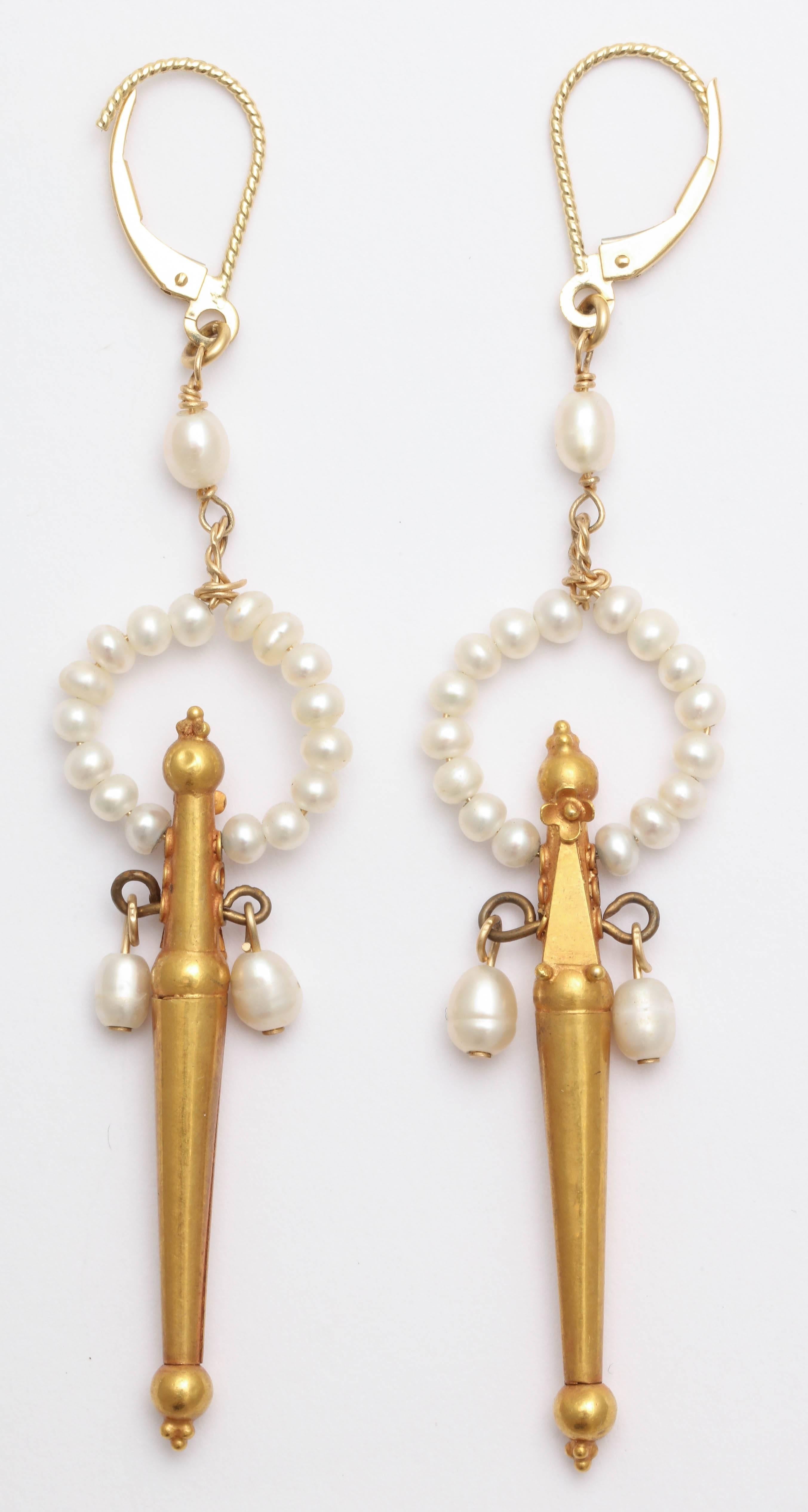 Classical Gold and Pearl Fringe Necklace and Earrings For Sale 1