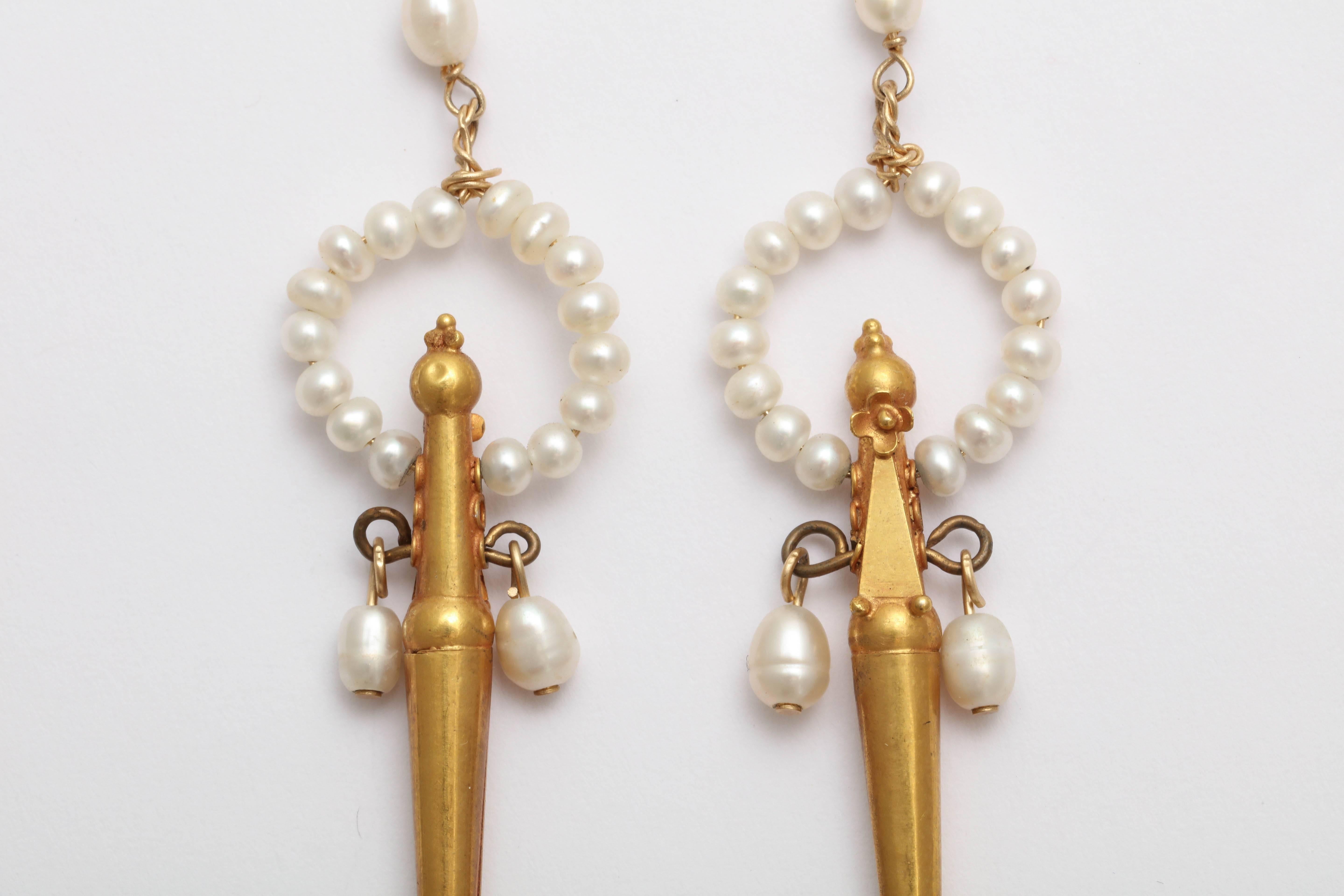 Classical Gold and Pearl Fringe Necklace and Earrings For Sale 2
