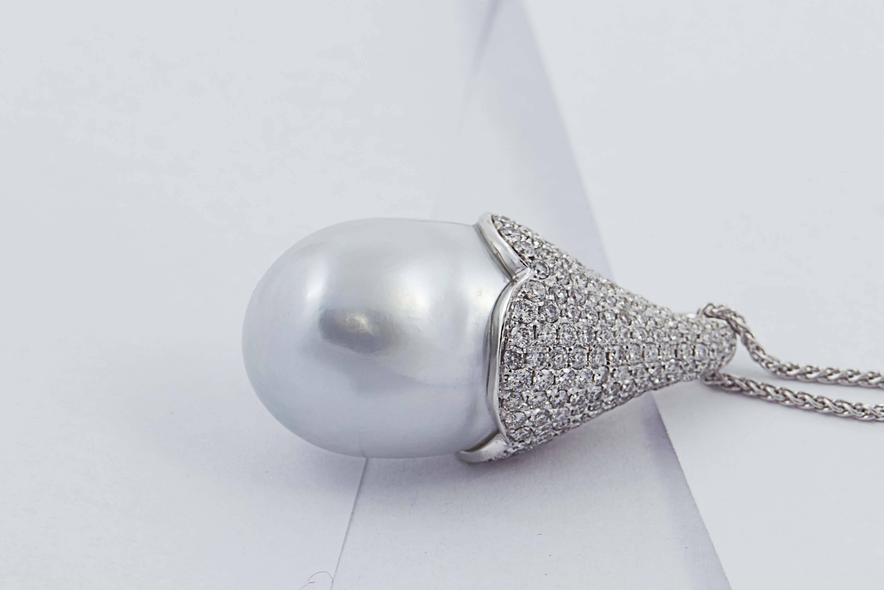 Pendentif baroque blanc des mers du Sud en argent avec perles et diamants en vente 1