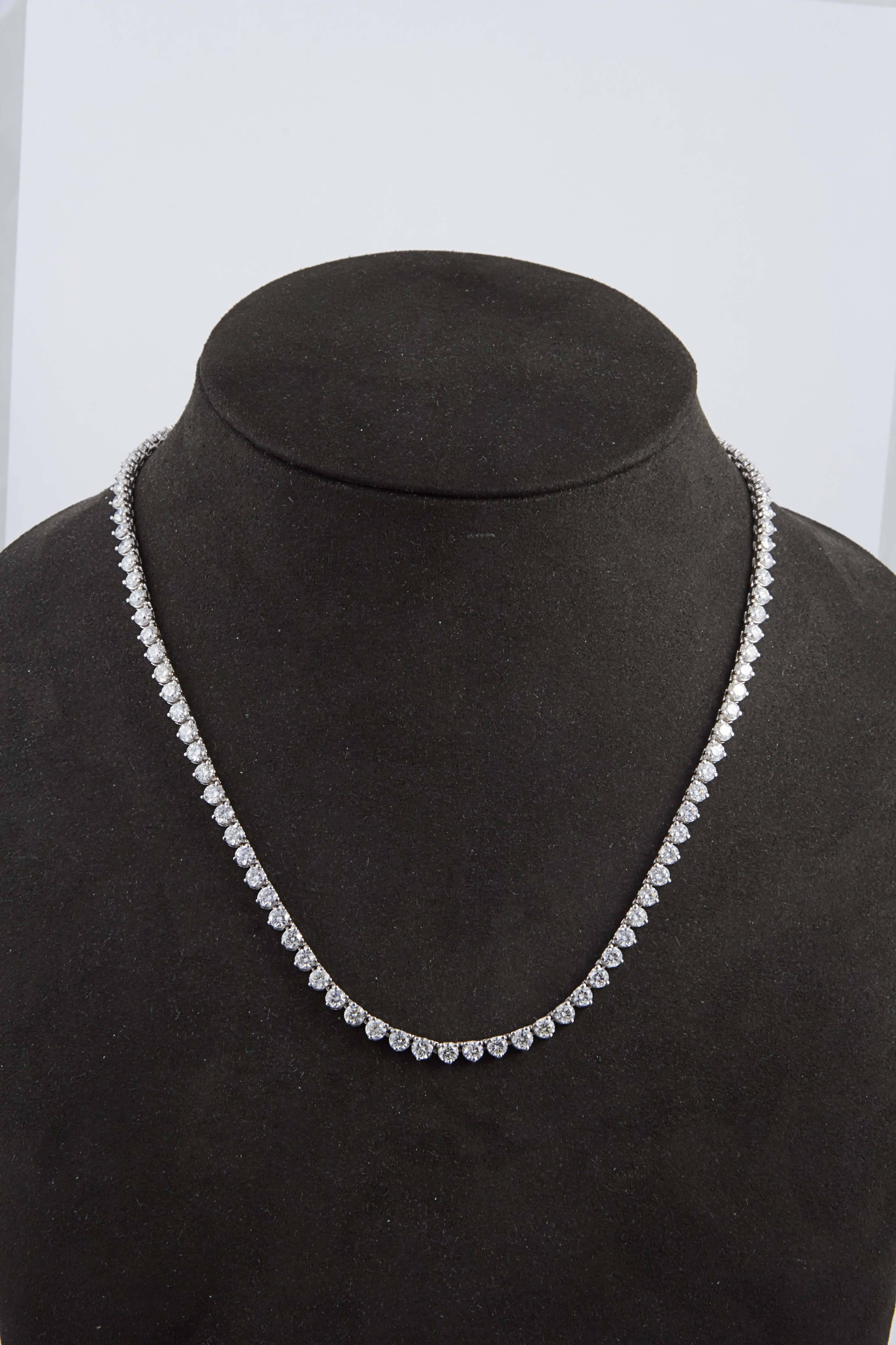 Contemporary Brilliant 15.25 Carat Diamonds Gold Straight Necklace