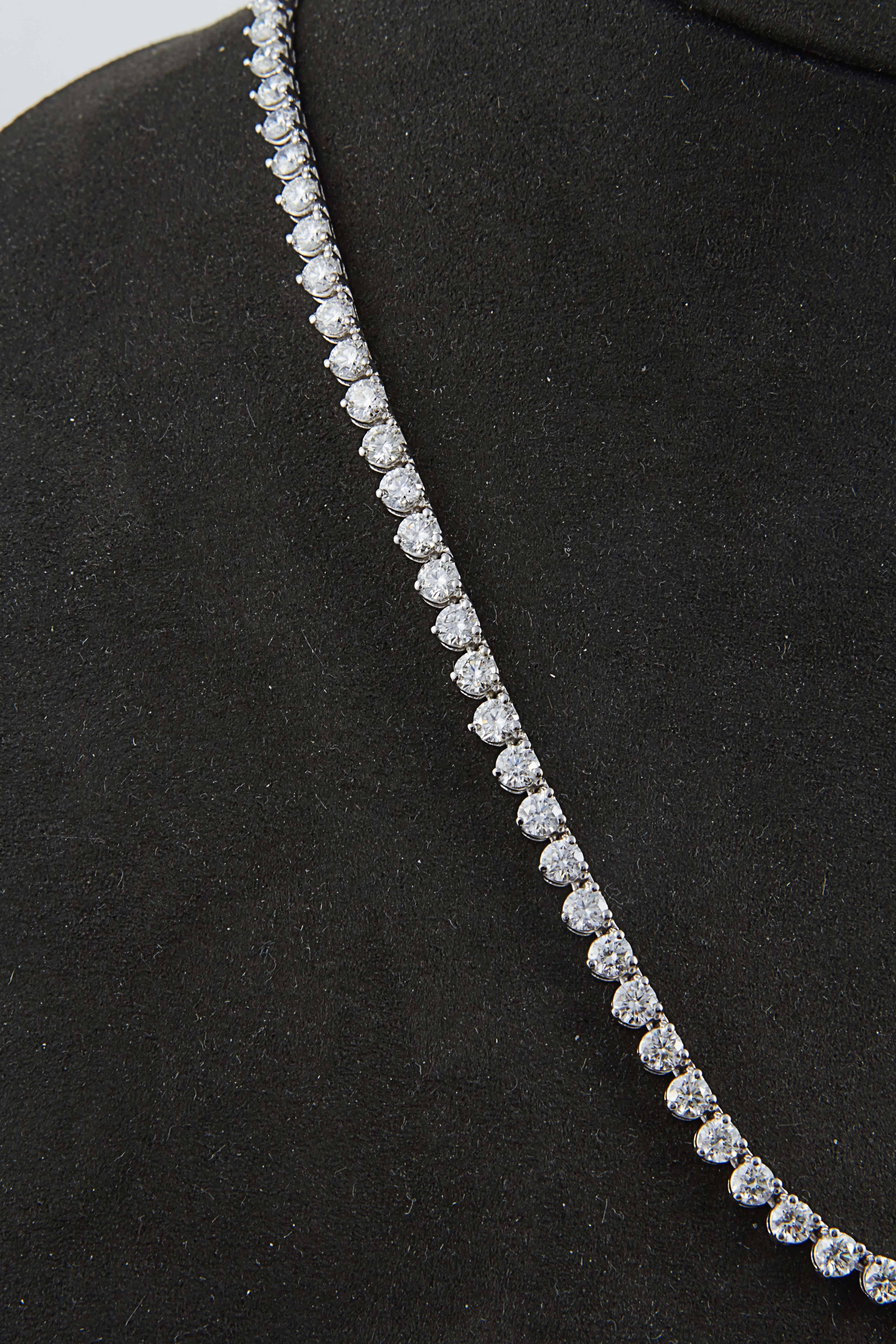 Brilliant 15.25 Carat Diamonds Gold Straight Necklace In New Condition In New York, NY