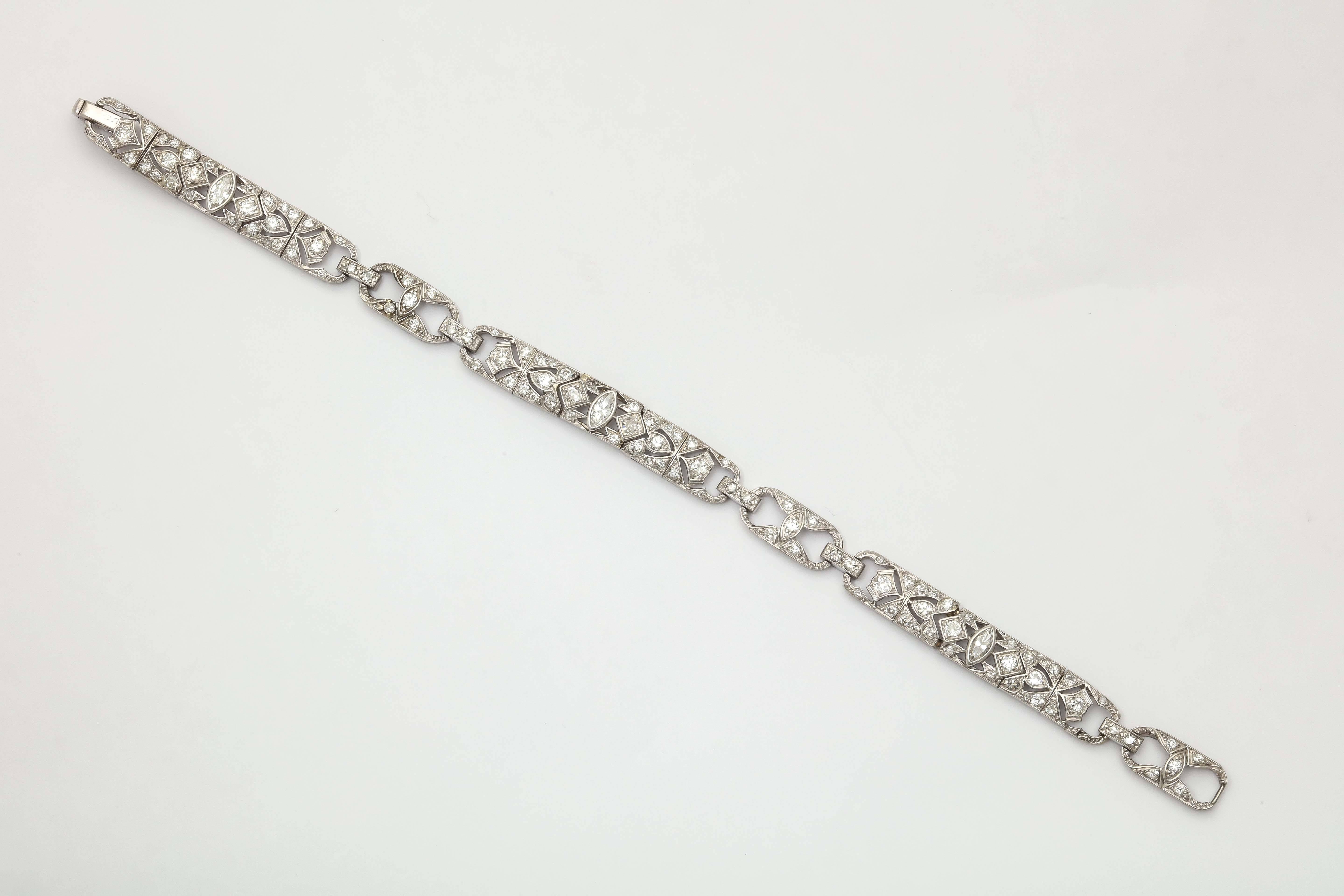 Art Deco Elegant Diamonds Platinum Flexible Open Design Link Bracelet In Excellent Condition In New York, NY